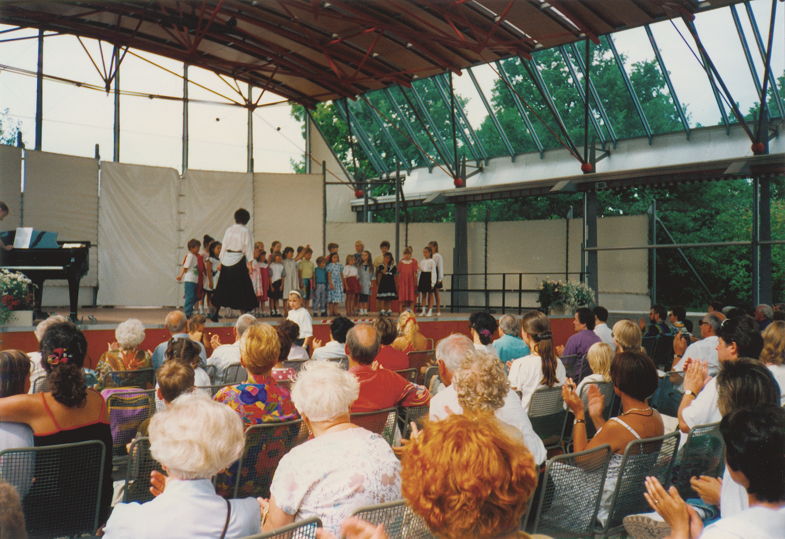 Britzer-Garten-1992, Kusine beim Chorsingen