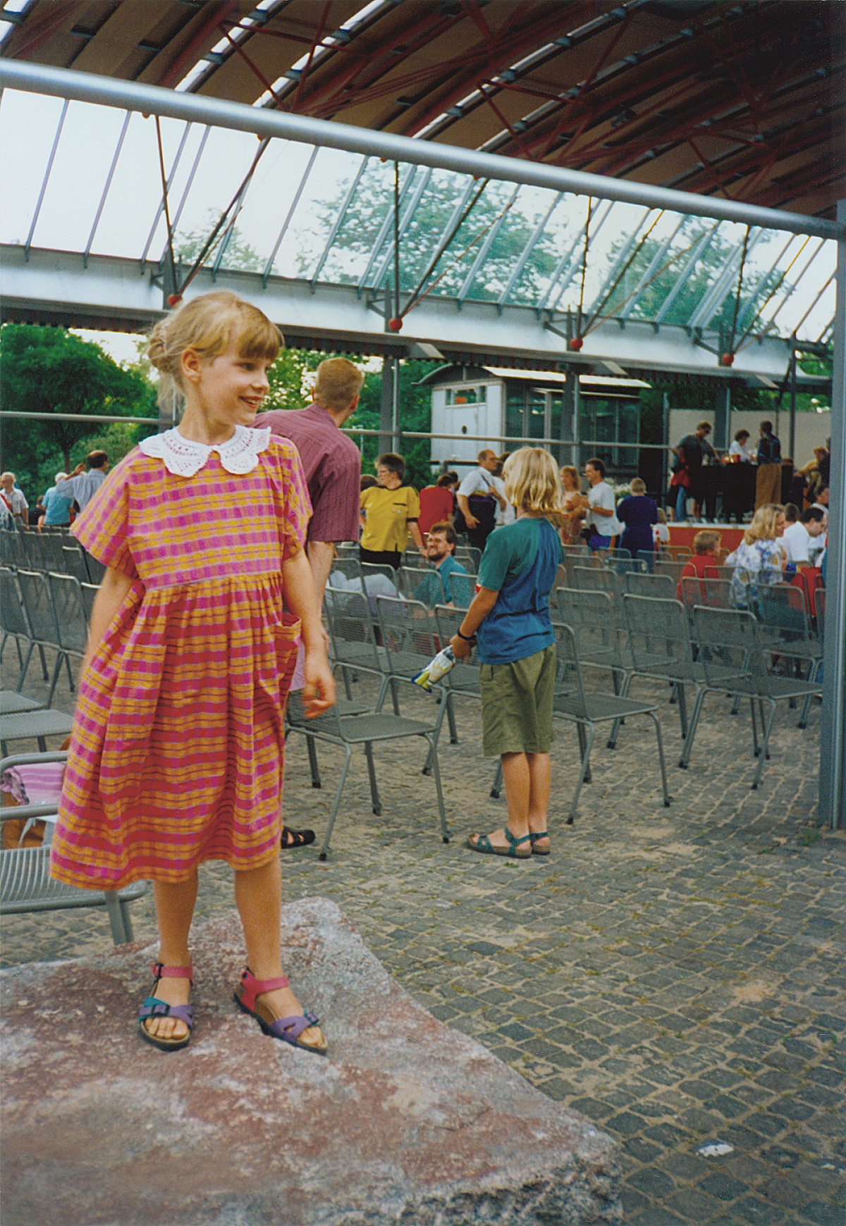 Britzer-Garten-1992, Kusine beim Chorsingen
