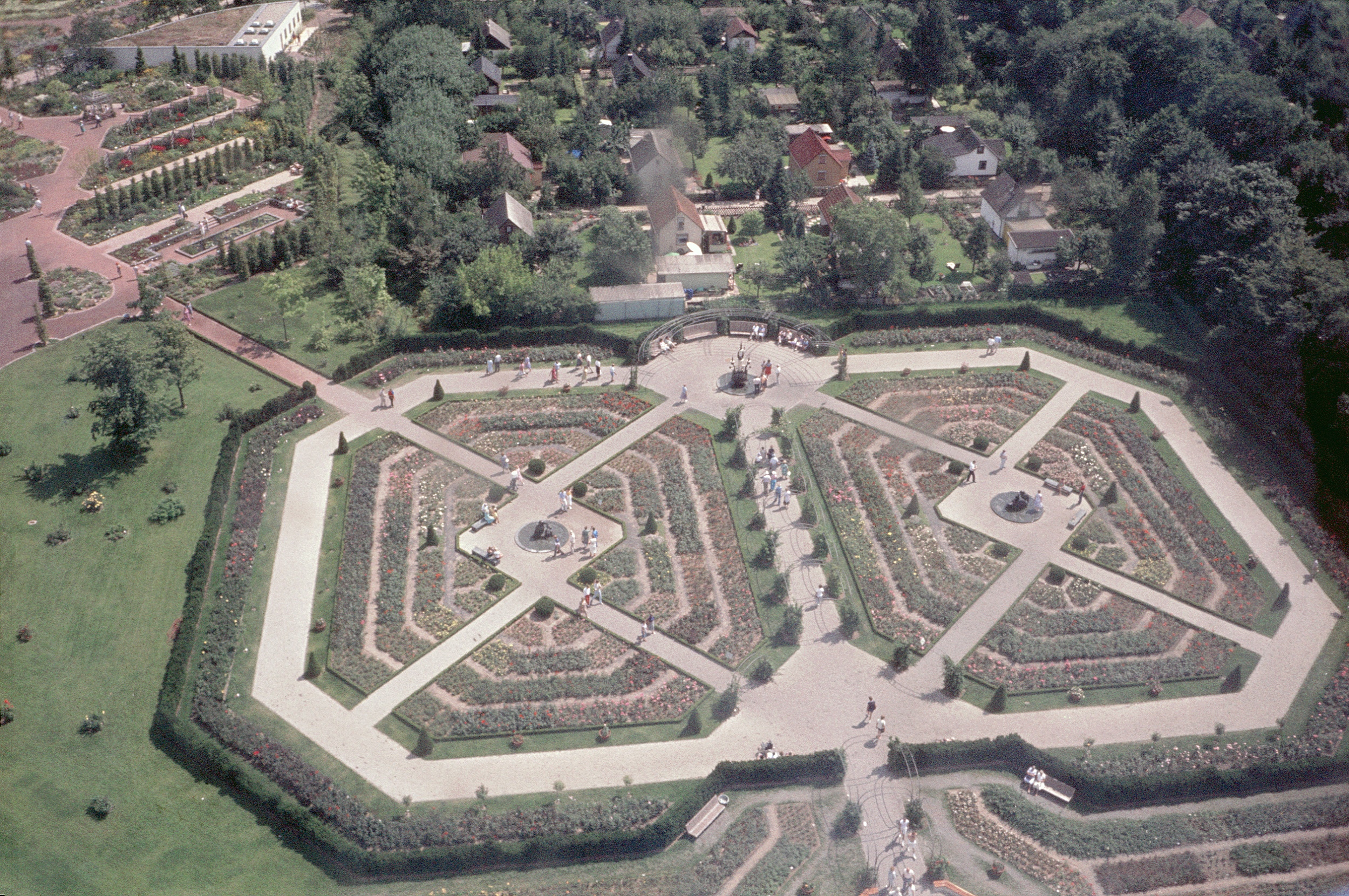 Bundesgartenschau-1985, Blick vom Aussichtsturm auf den Rosengarten