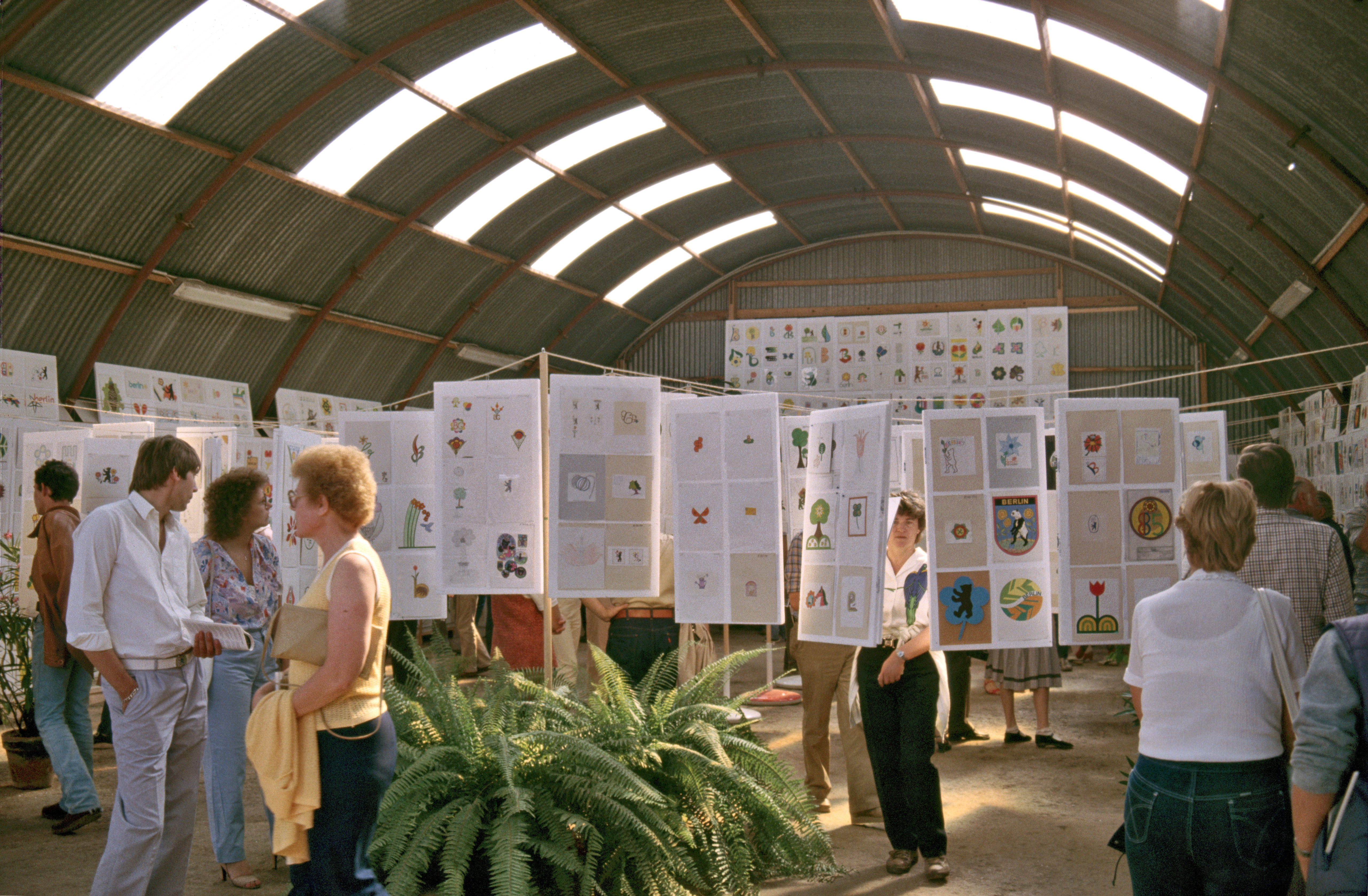 Ausstellung der Logo-Entwuerfe - B