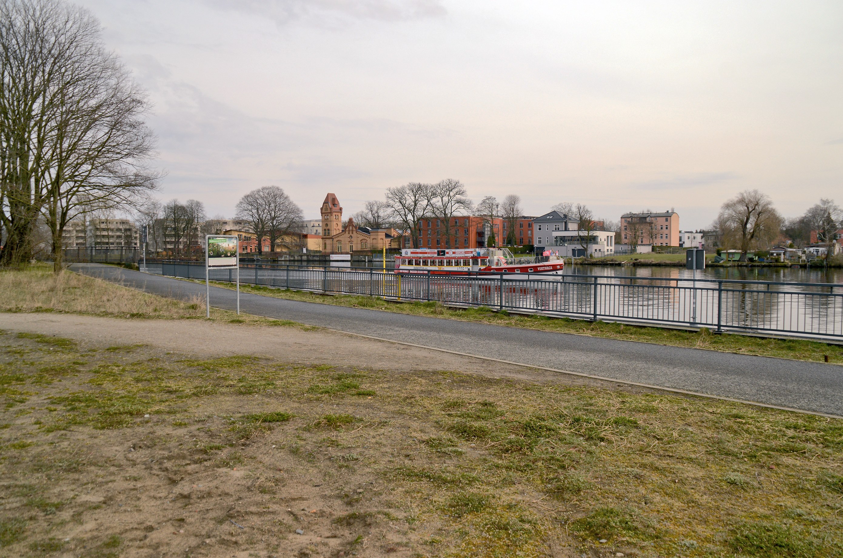 Oberschoeneweide, Spreepromenade, Schiff Viktoria