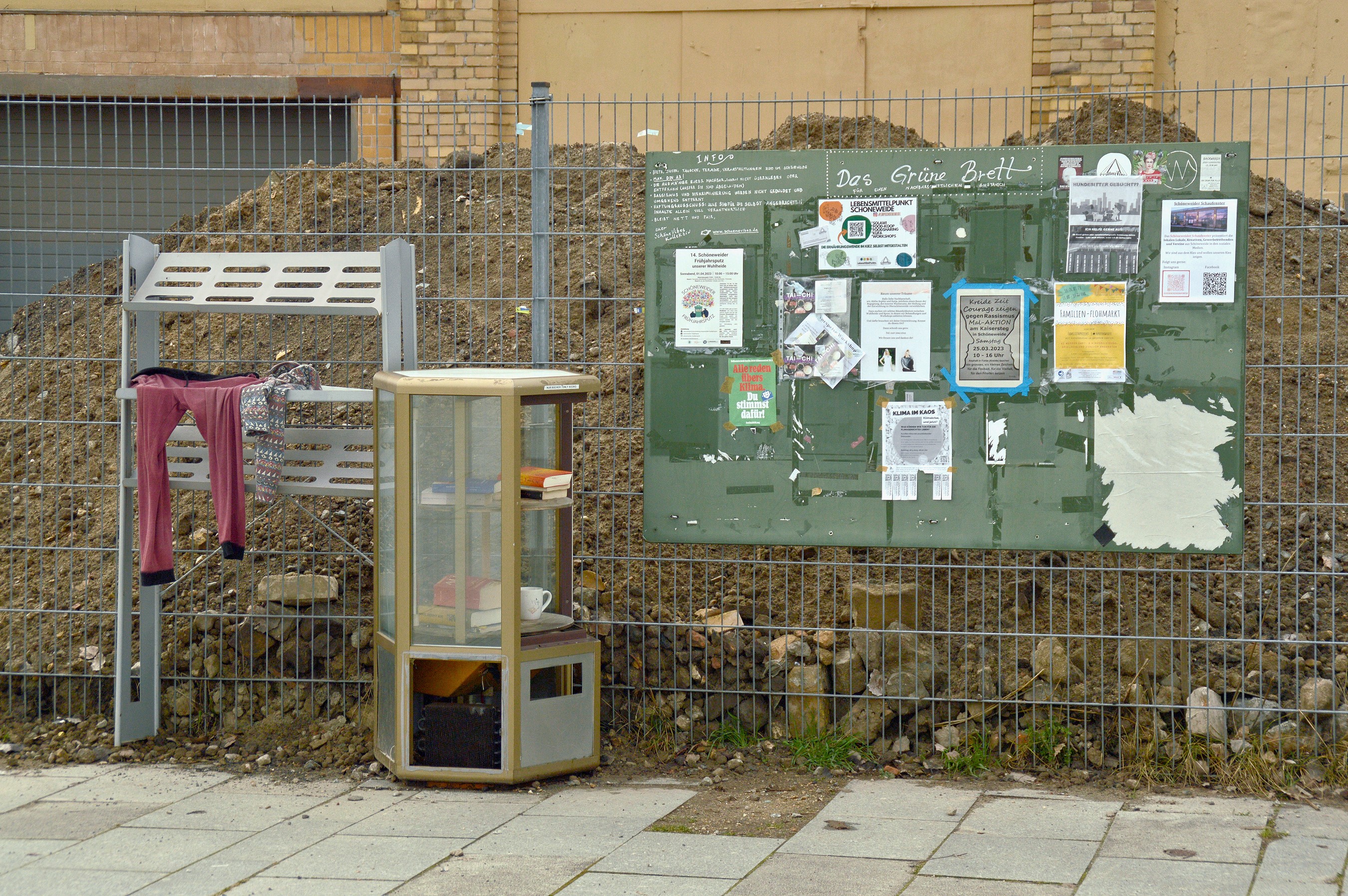 Oberschoeneweide, Spreepromenade, Platz am Kaisersteg, Bruecke Kaisersteg, Das Gruene Brett