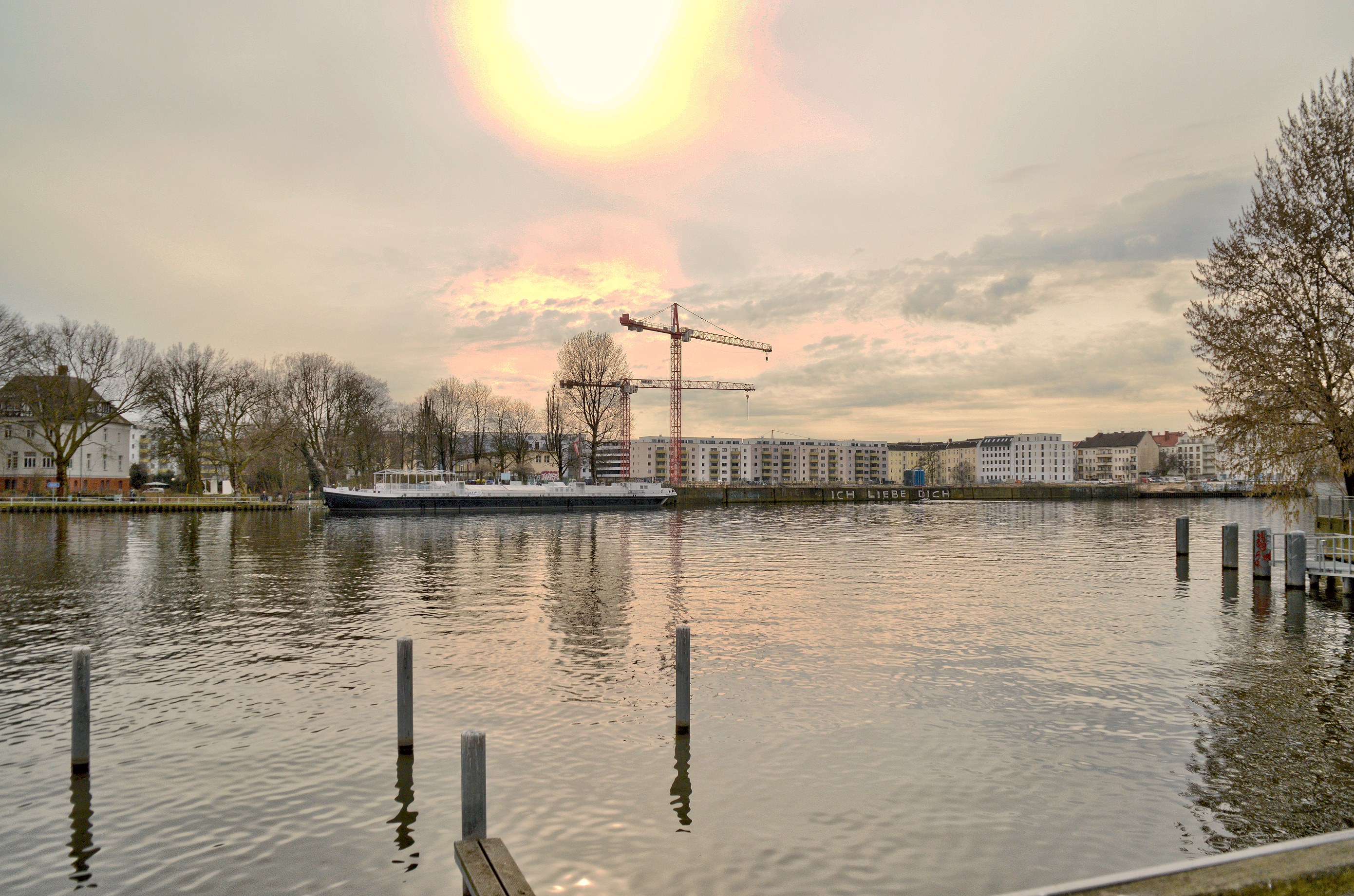 Oberschoeneweide, Spreepromenade, Platz am Kaisersteg, Blick auf Spree