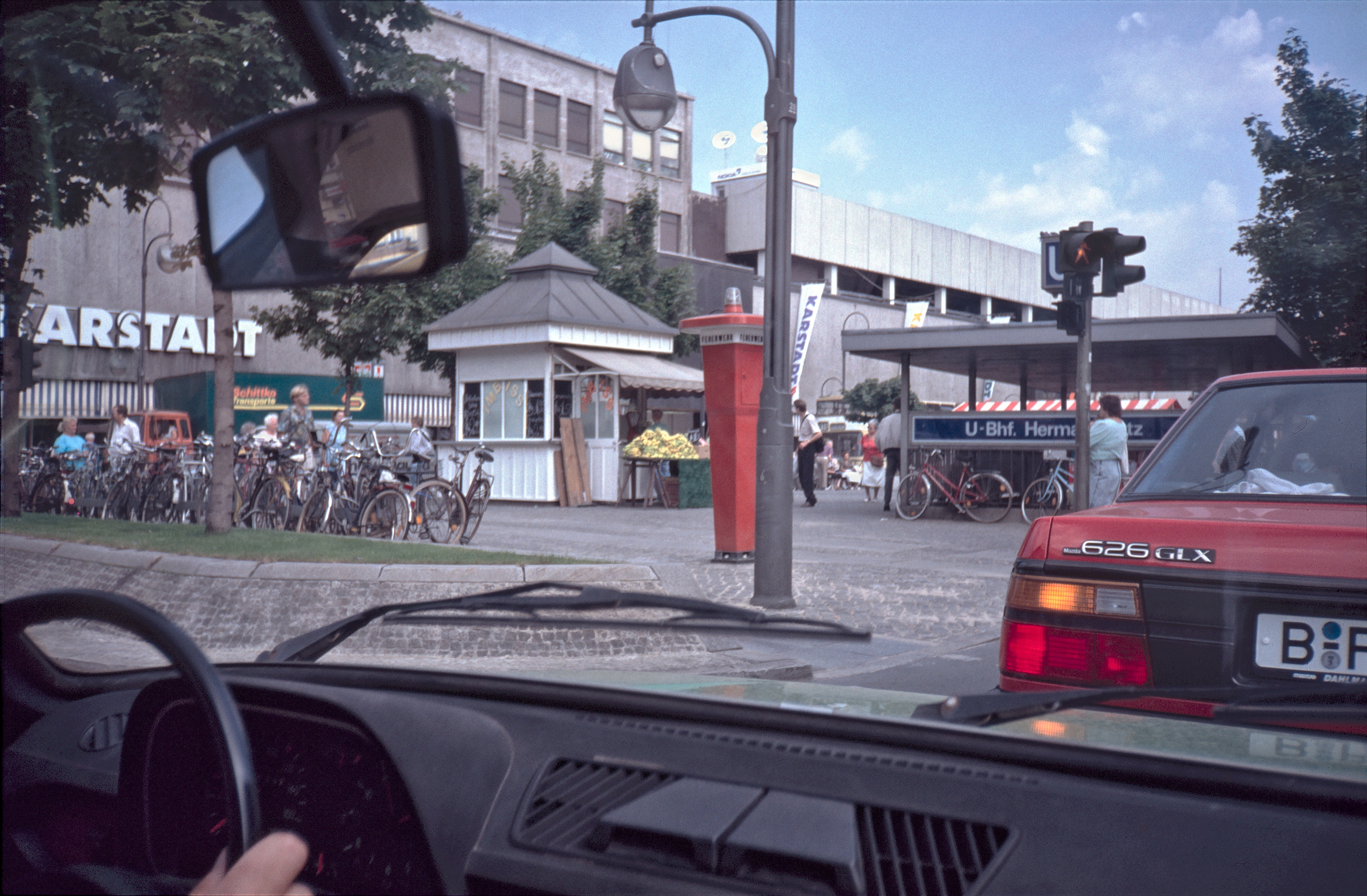 Berlin 1989, Blick aus Audi auf Hermannplatz mit Kartstadt