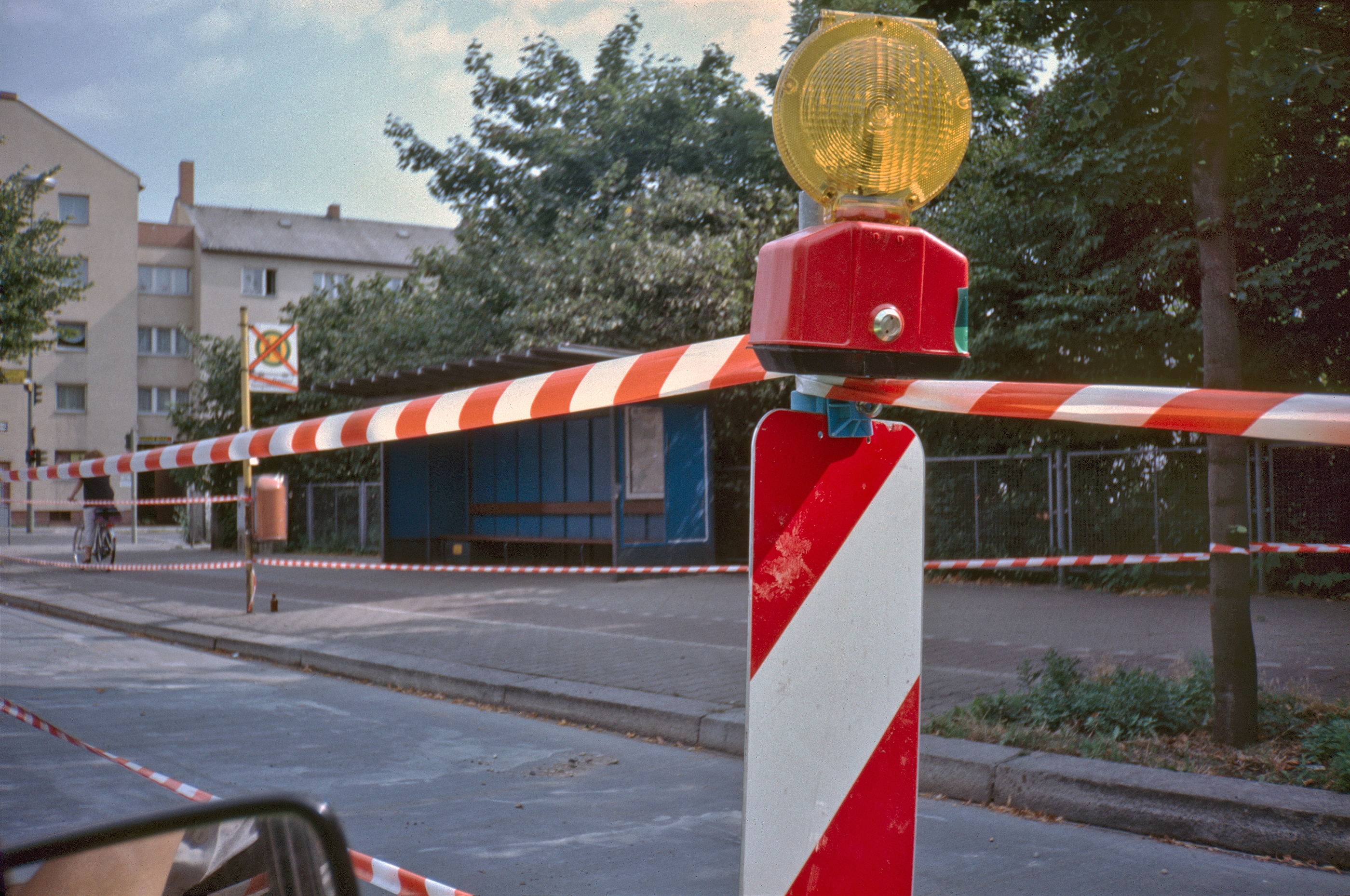 Britzer Damm, Baustellenbarke mit Absperrband an Bushaltestelle Ecke Fulhamer Allee