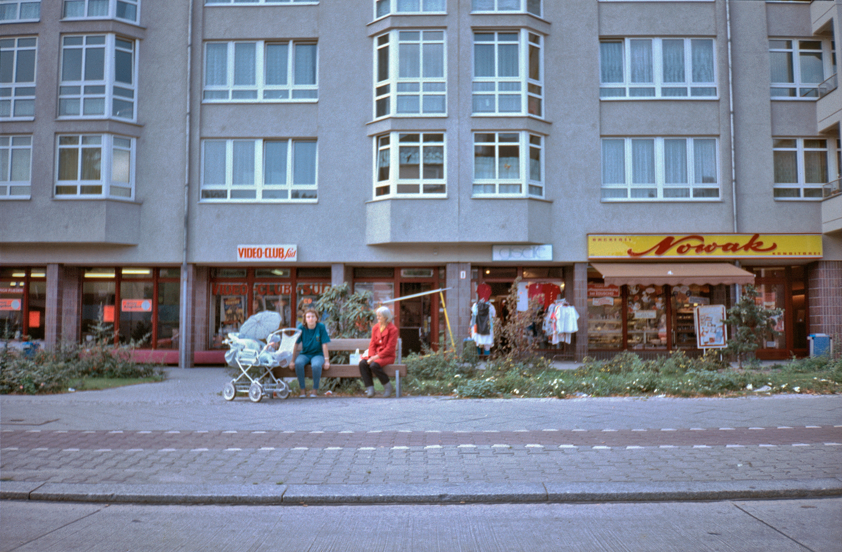 Britzer Damm 20, Ecke Germaniapromenade, Video-Club, Nowak