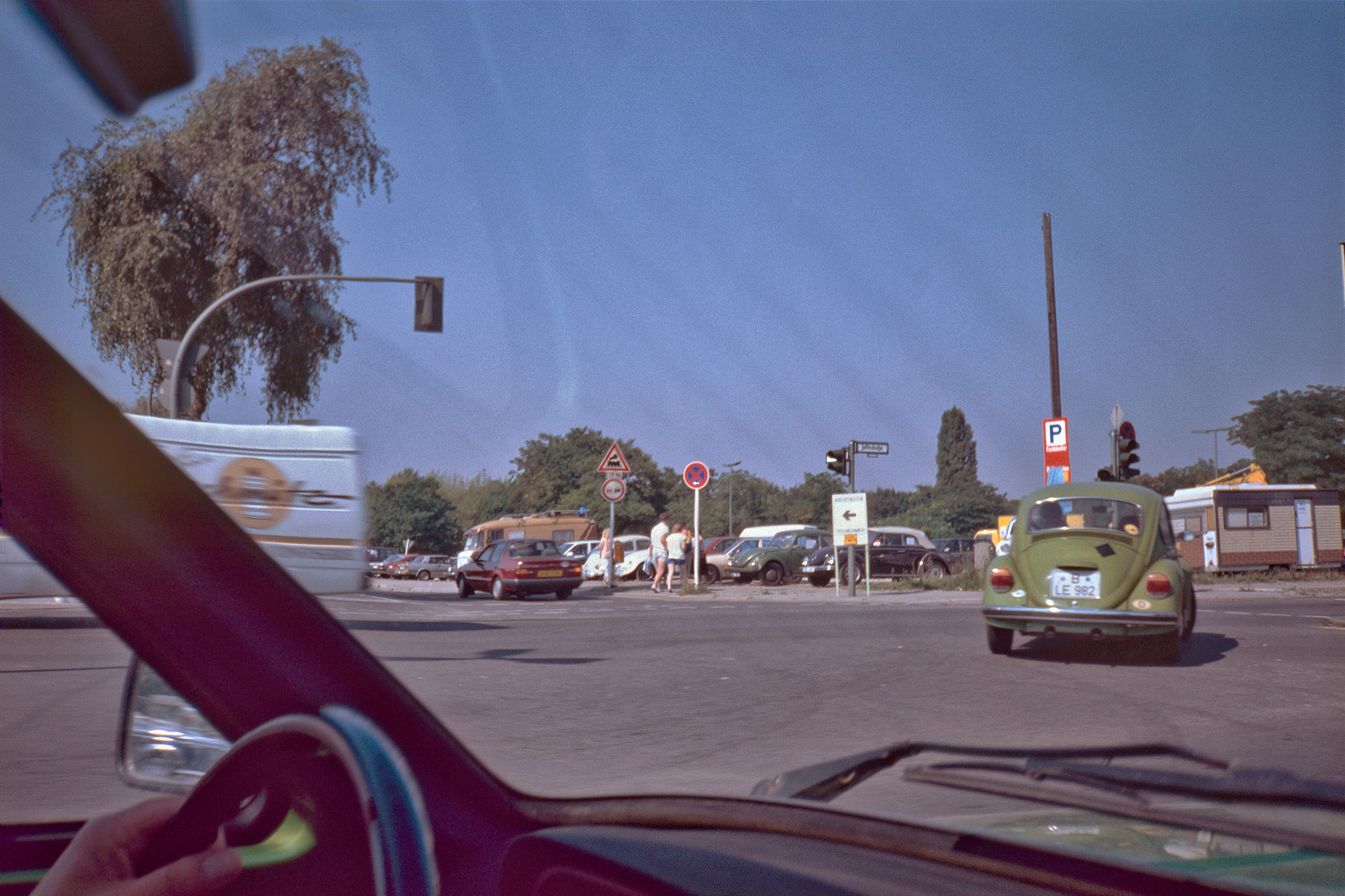 Berlin 1989, Jaffstrasse, Parkplatz am Messegelaende, Kaefertreffen