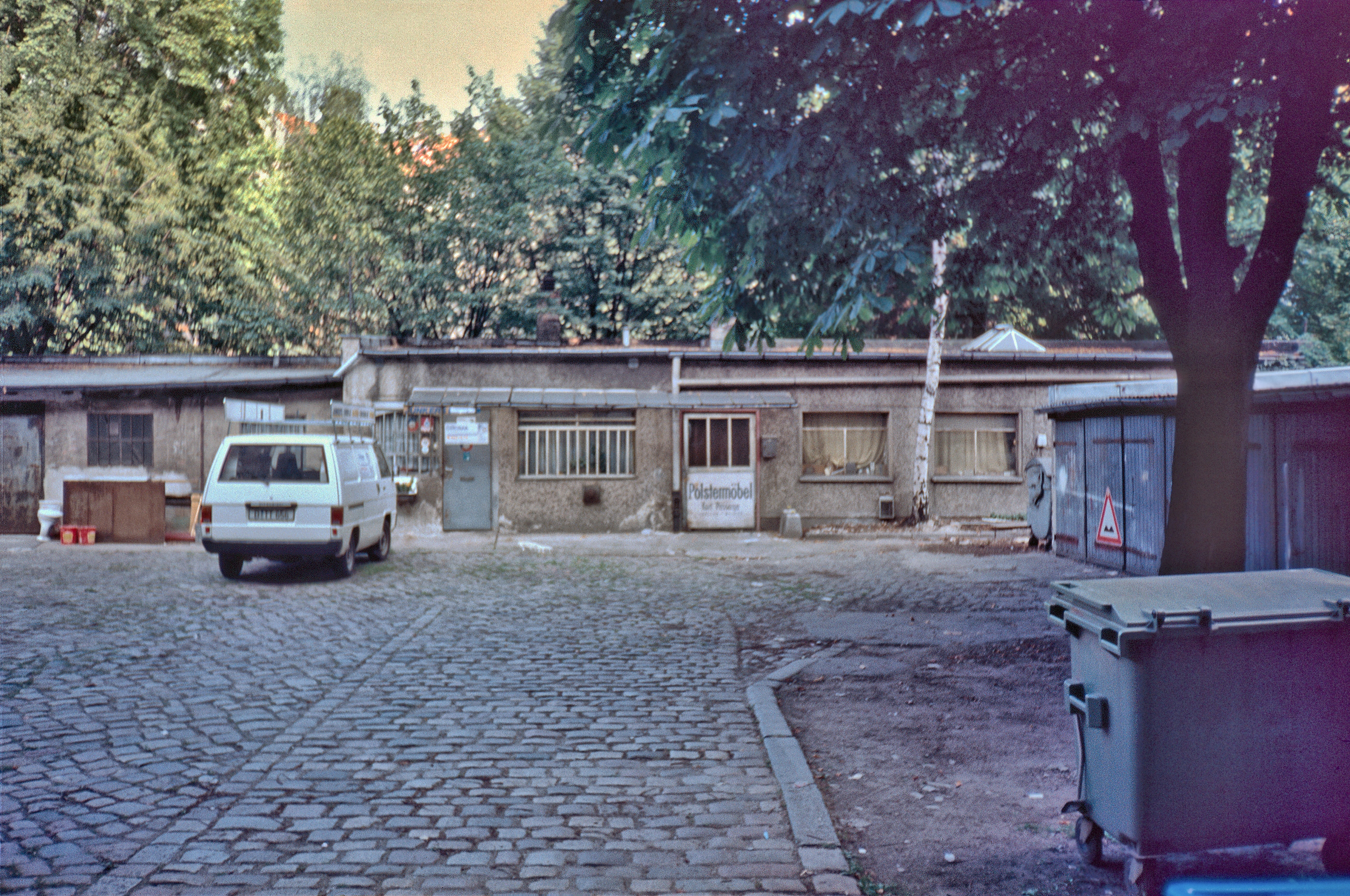 Reuterkiez, Polstermoebel-Werkstatt im Hinterhof