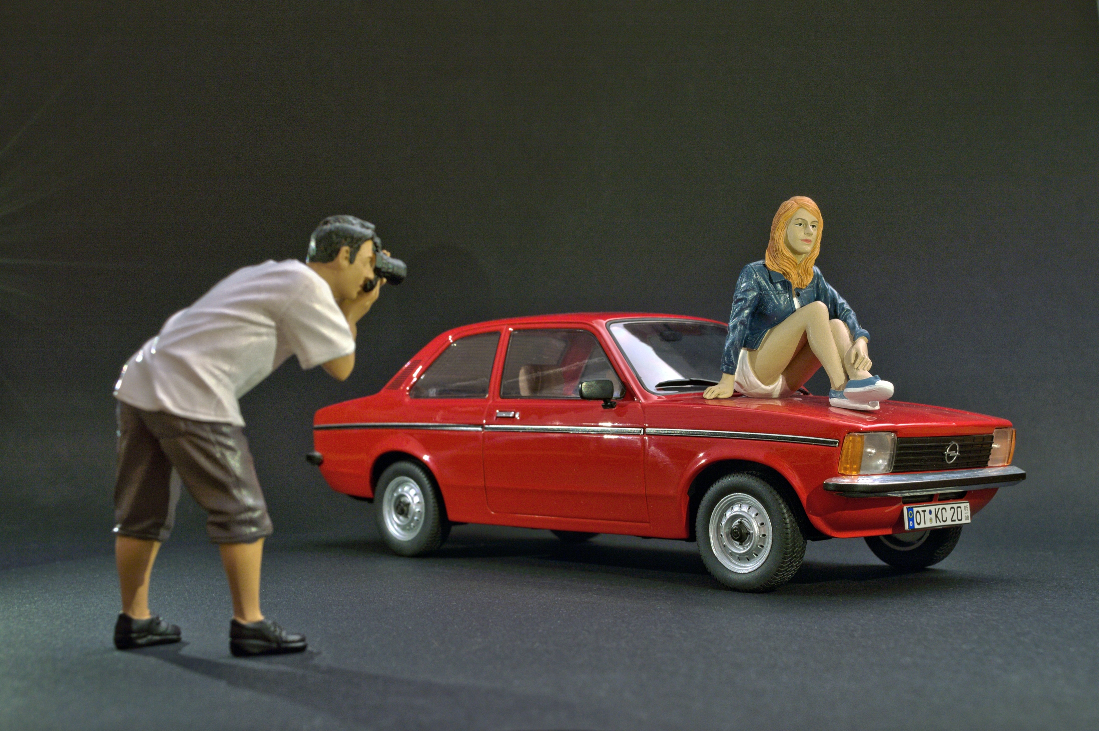 Maedel auf Opel-Kadett