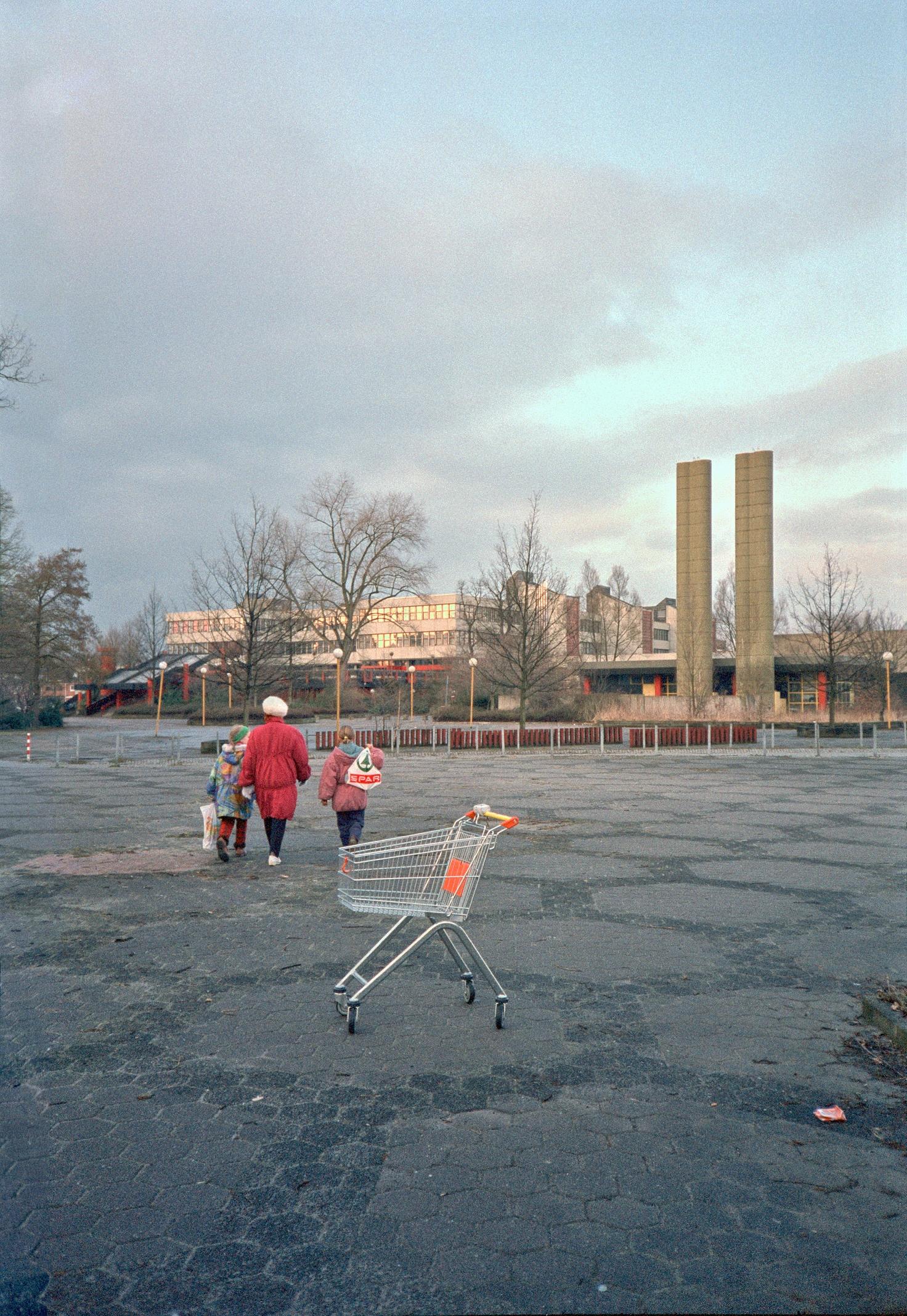Vorplatz der Schule an der Walliser Strasse, Bremen-Osterholz