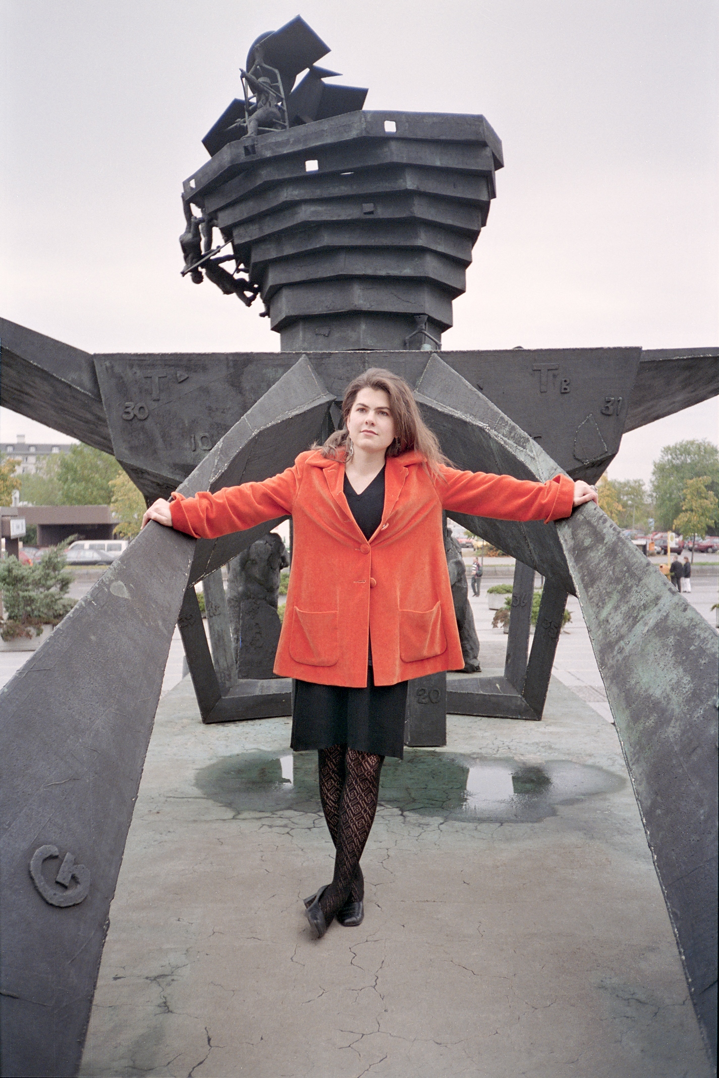 ICC-Messedamm--auf-der-Skulptur-Alexander-vor-Ekbatana