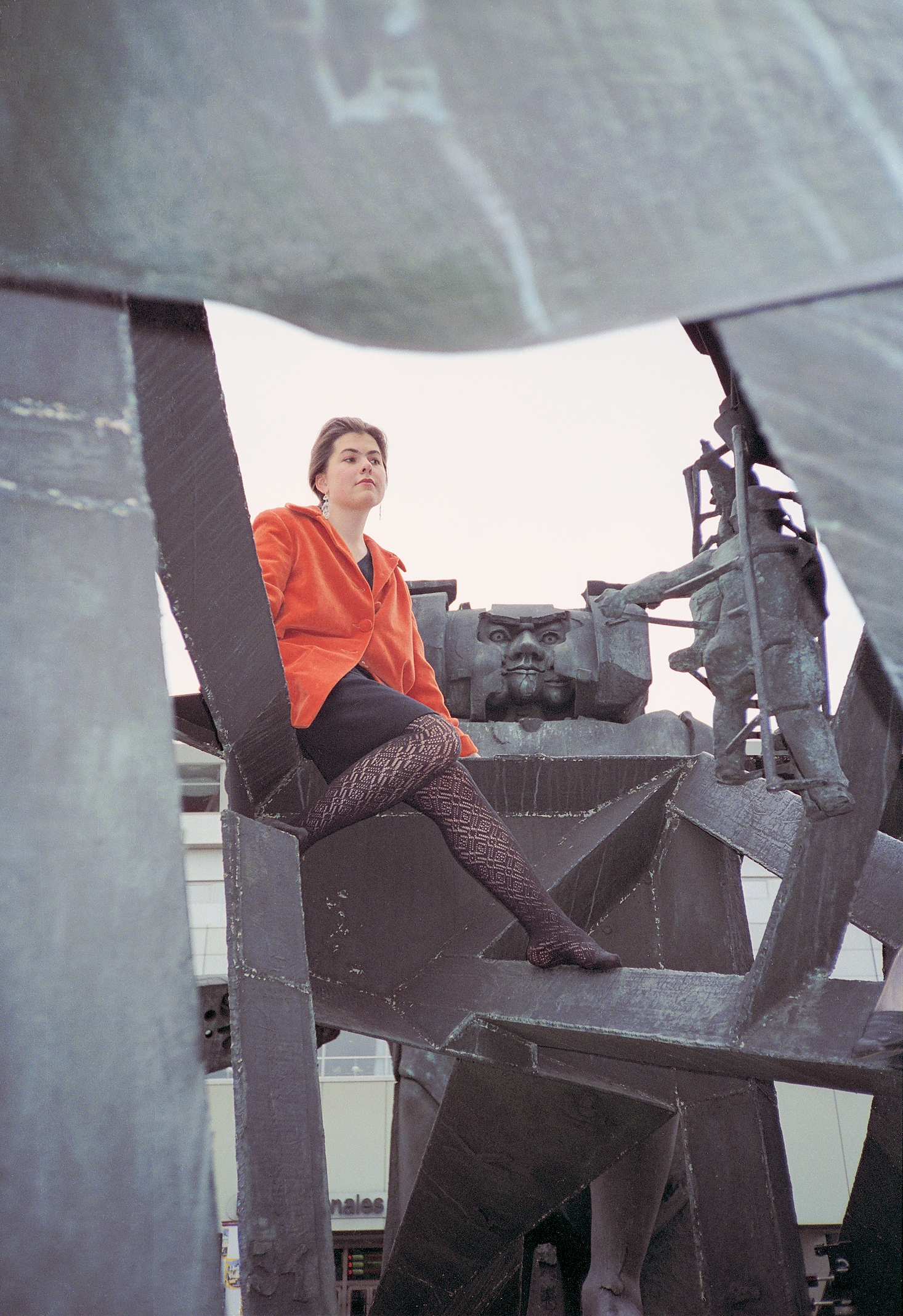 ICC-Messedamm--auf-der-Skulptur-Alexander-vor-Ekbatana