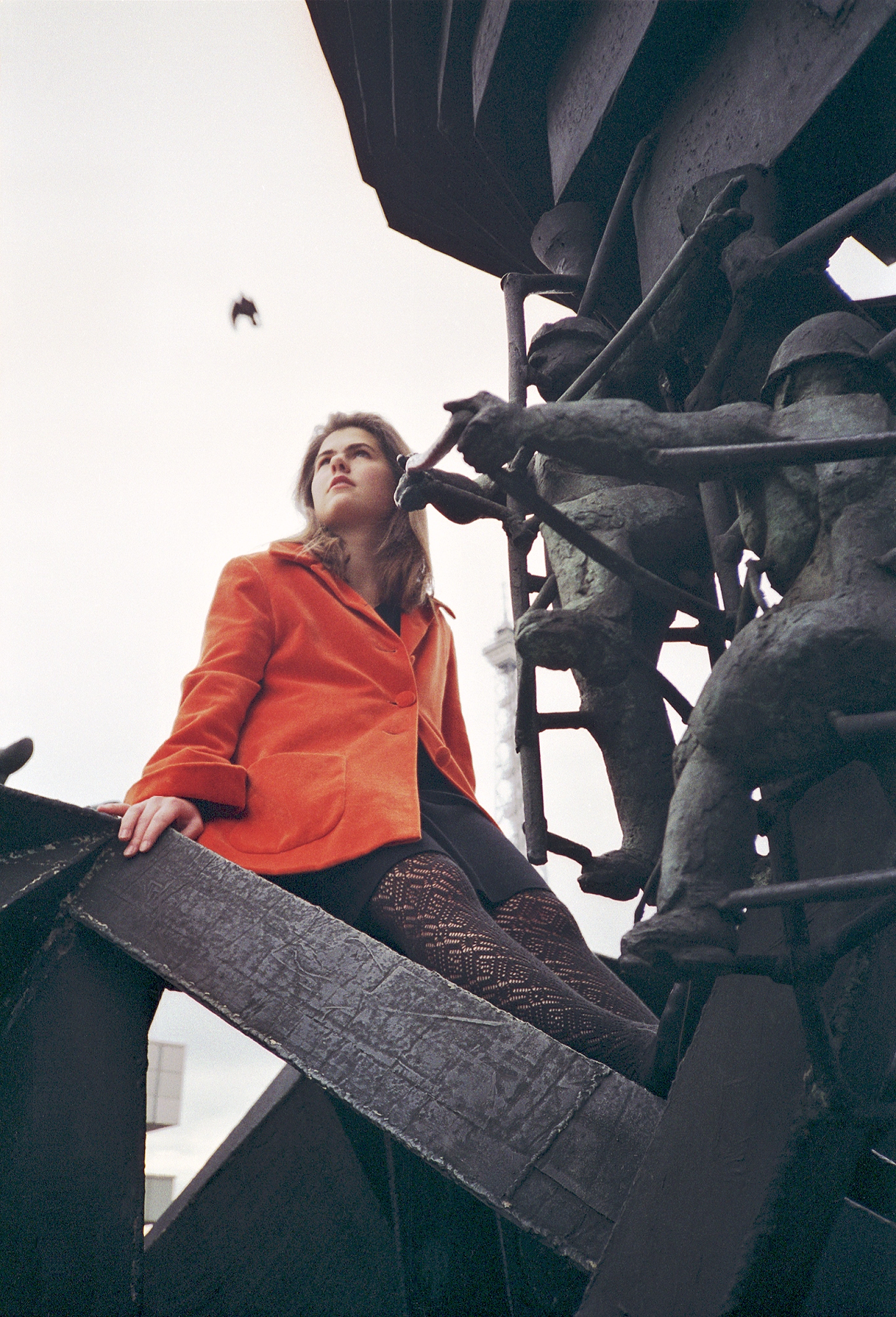 ICC-Messedamm--auf-der-Skulptur-Alexander-vor-Ekbatana