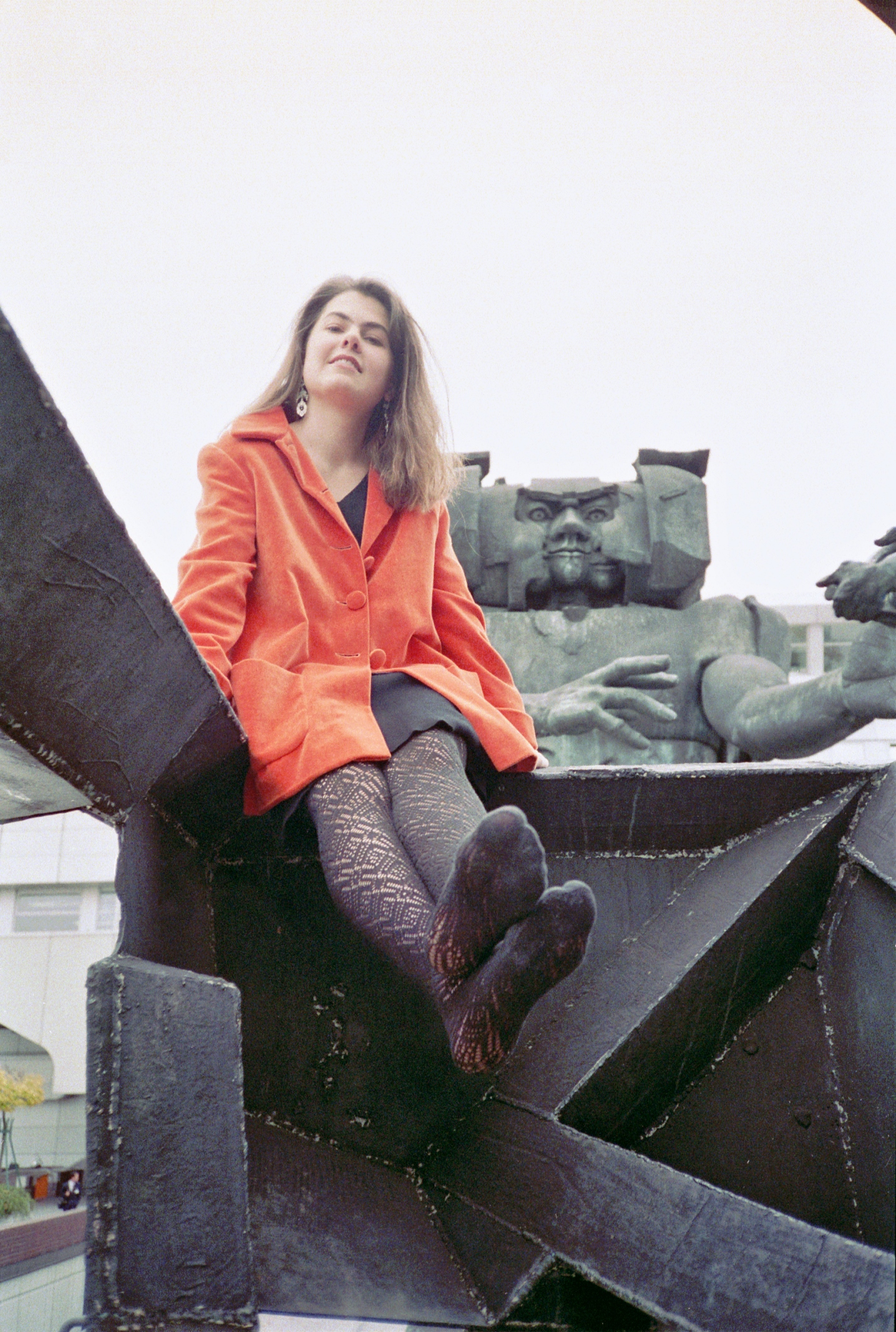 ICC-Messedamm--auf-der-Skulptur-Alexander-vor-Ekbatana