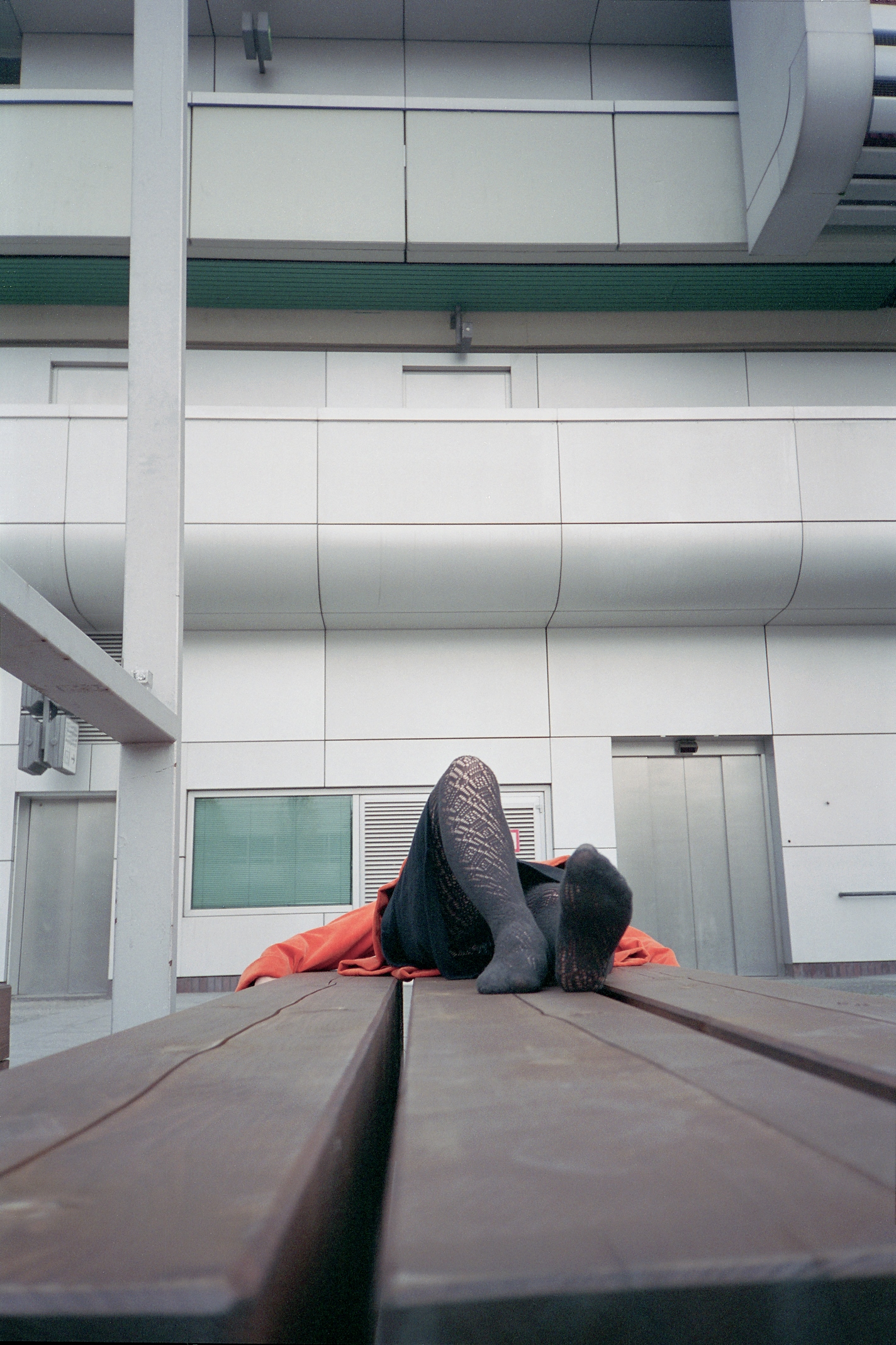 ICC-Messedamm - Bank vor Fahrstuhltren