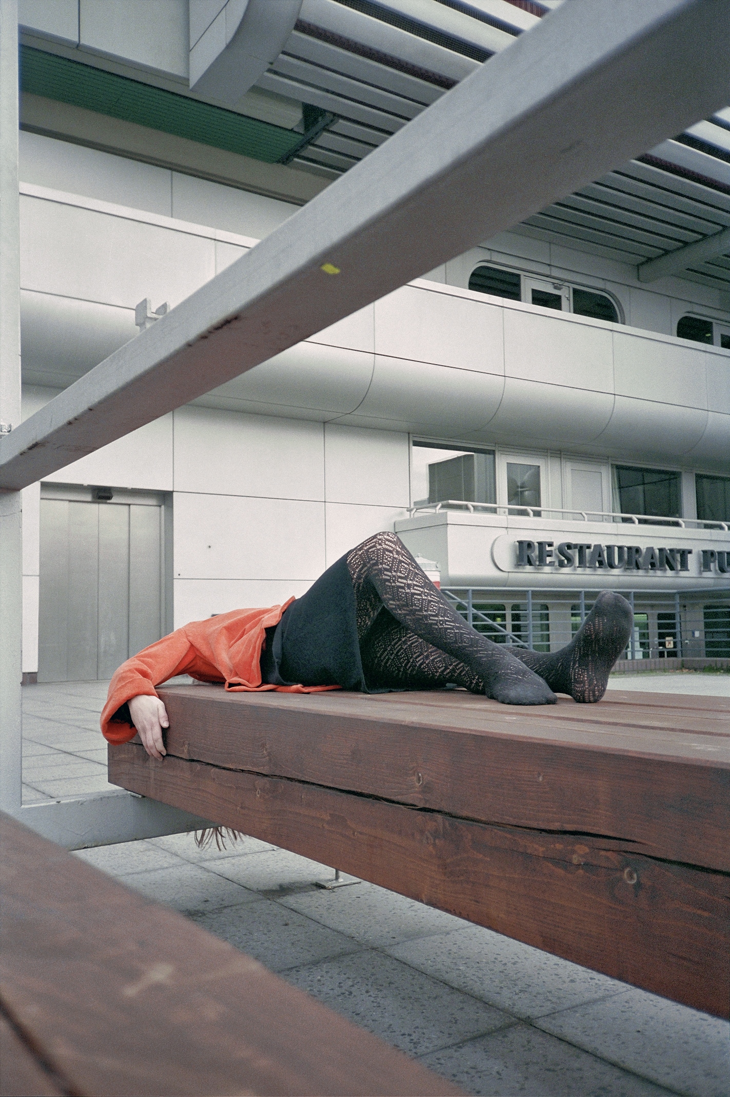 ICC-Messedamm - Bank vor Fahrstuhltren am Restauranteingang