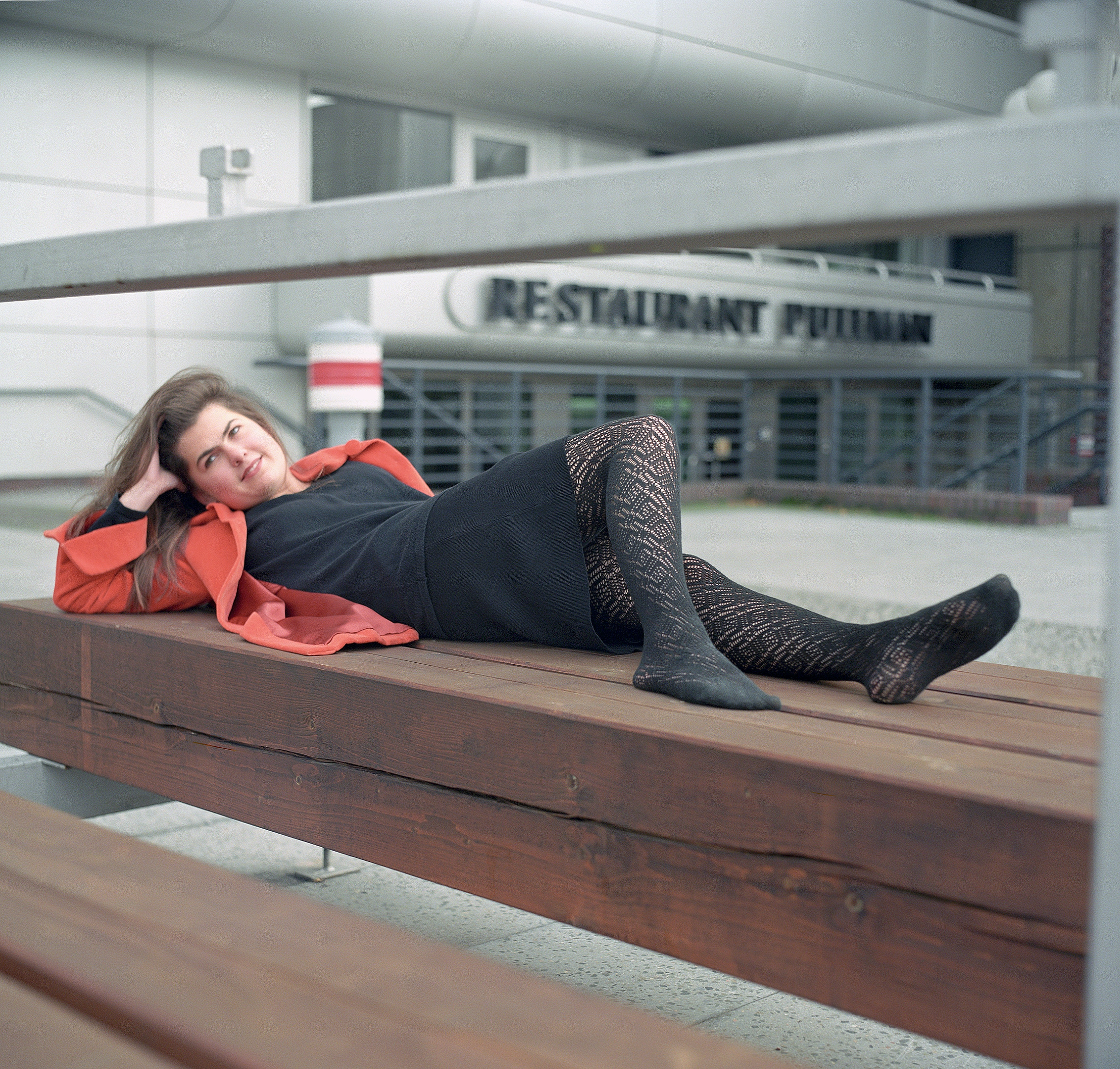 ICC-Messedamm - Bank vor Restauranteingang