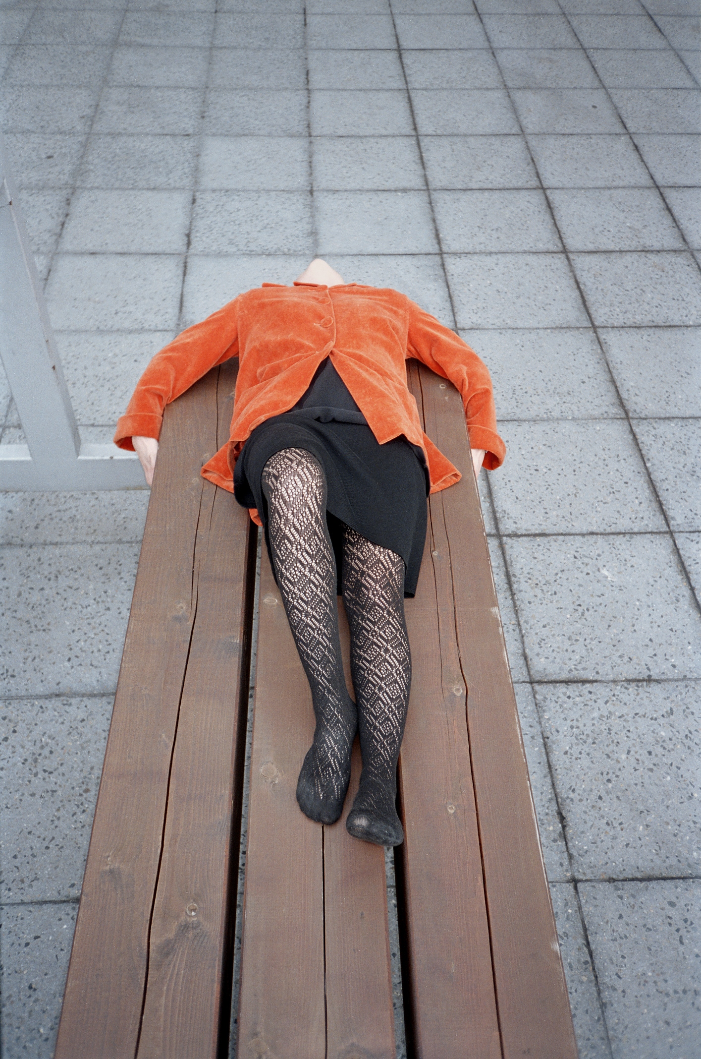 Auf Bank am Messedamm liegend