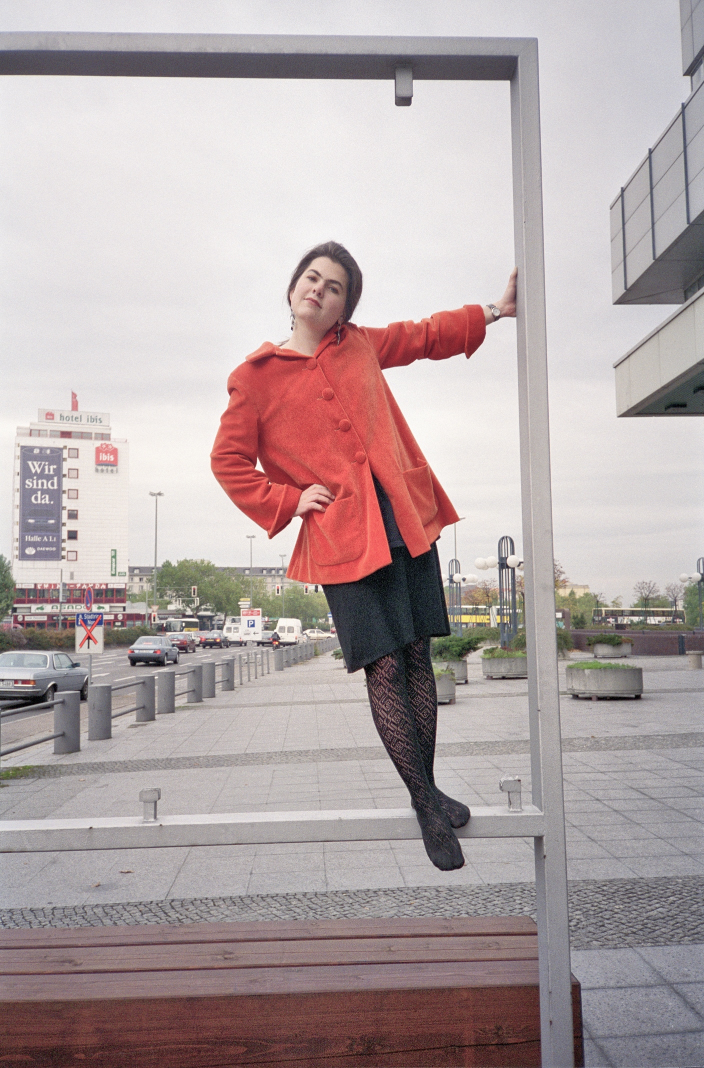 Auf Bank am Messedamm liegend