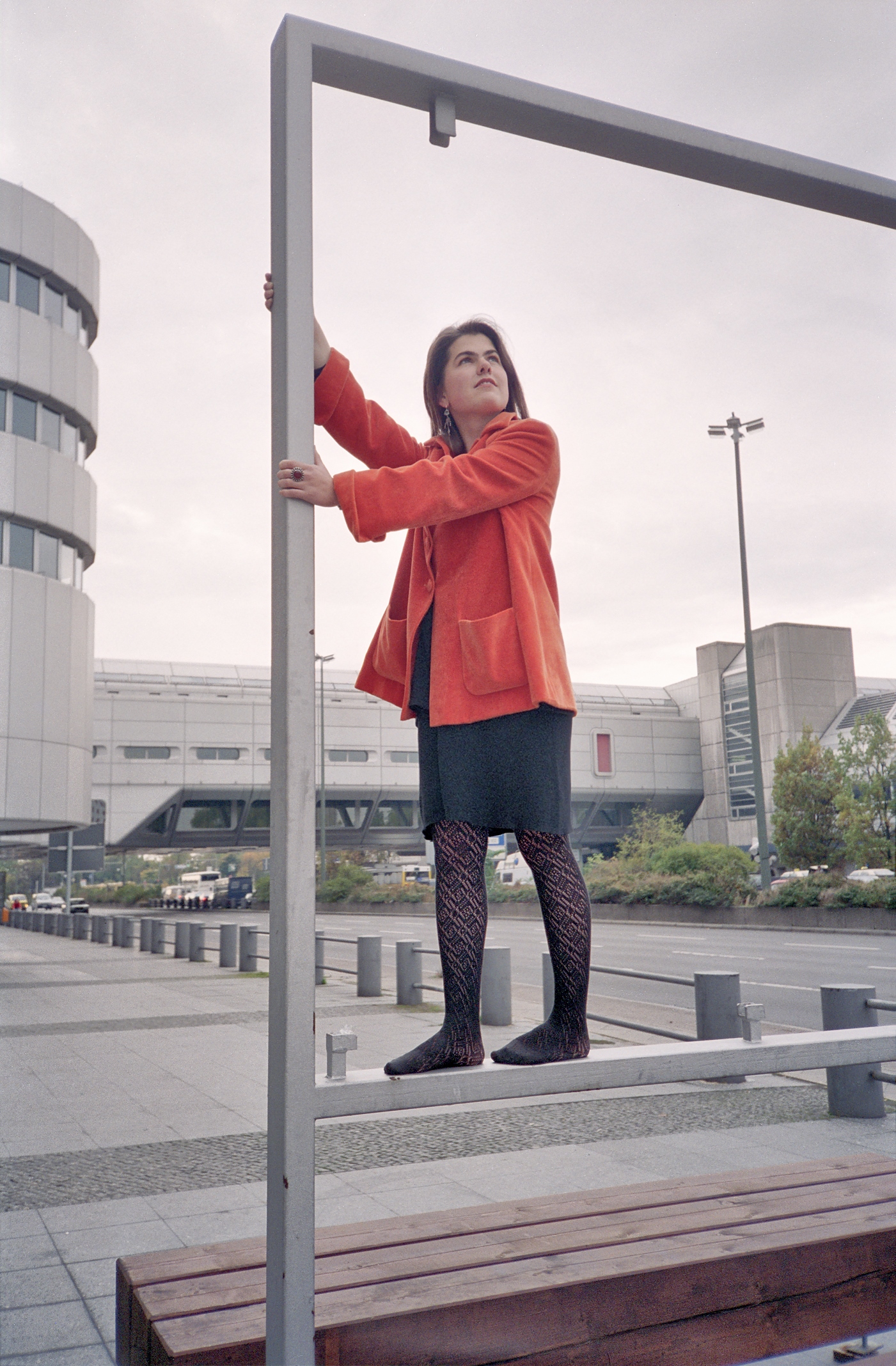 Auf Bank am Messedamm liegend