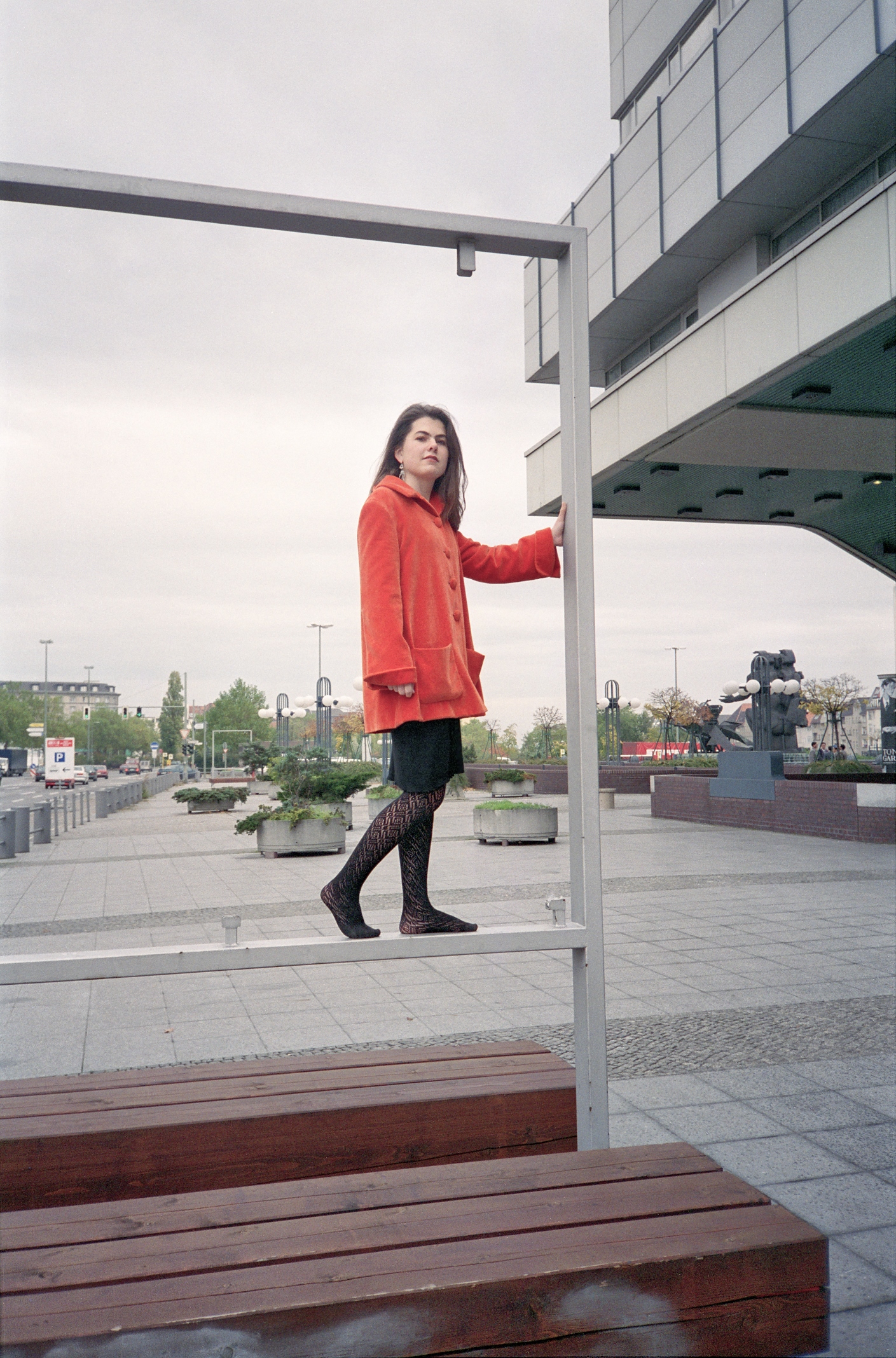 Auf Bank am Messedamm liegend