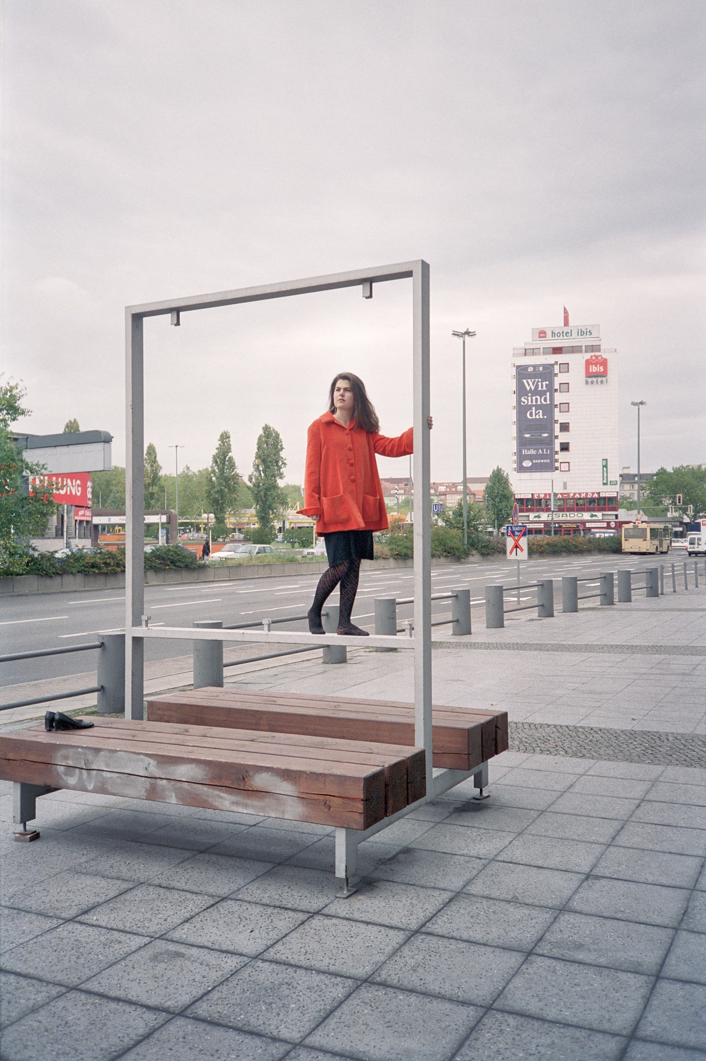 Auf Bank am Messedamm liegend