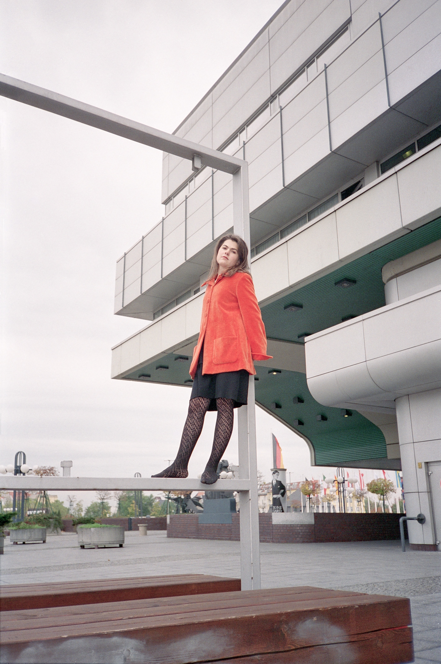 Auf Bank am Messedamm liegend