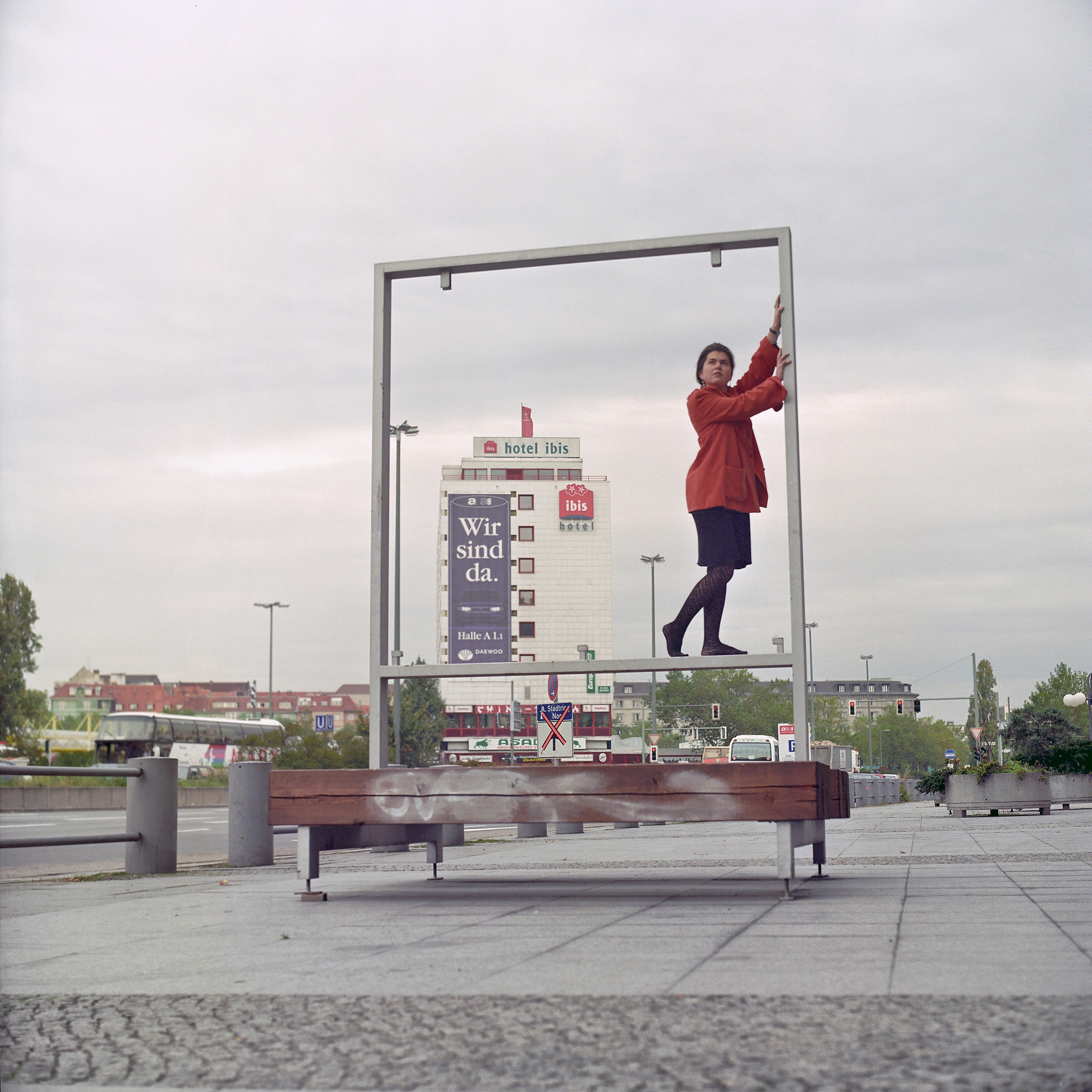 ICC-Messedamm - Bank vor Restauranteingang