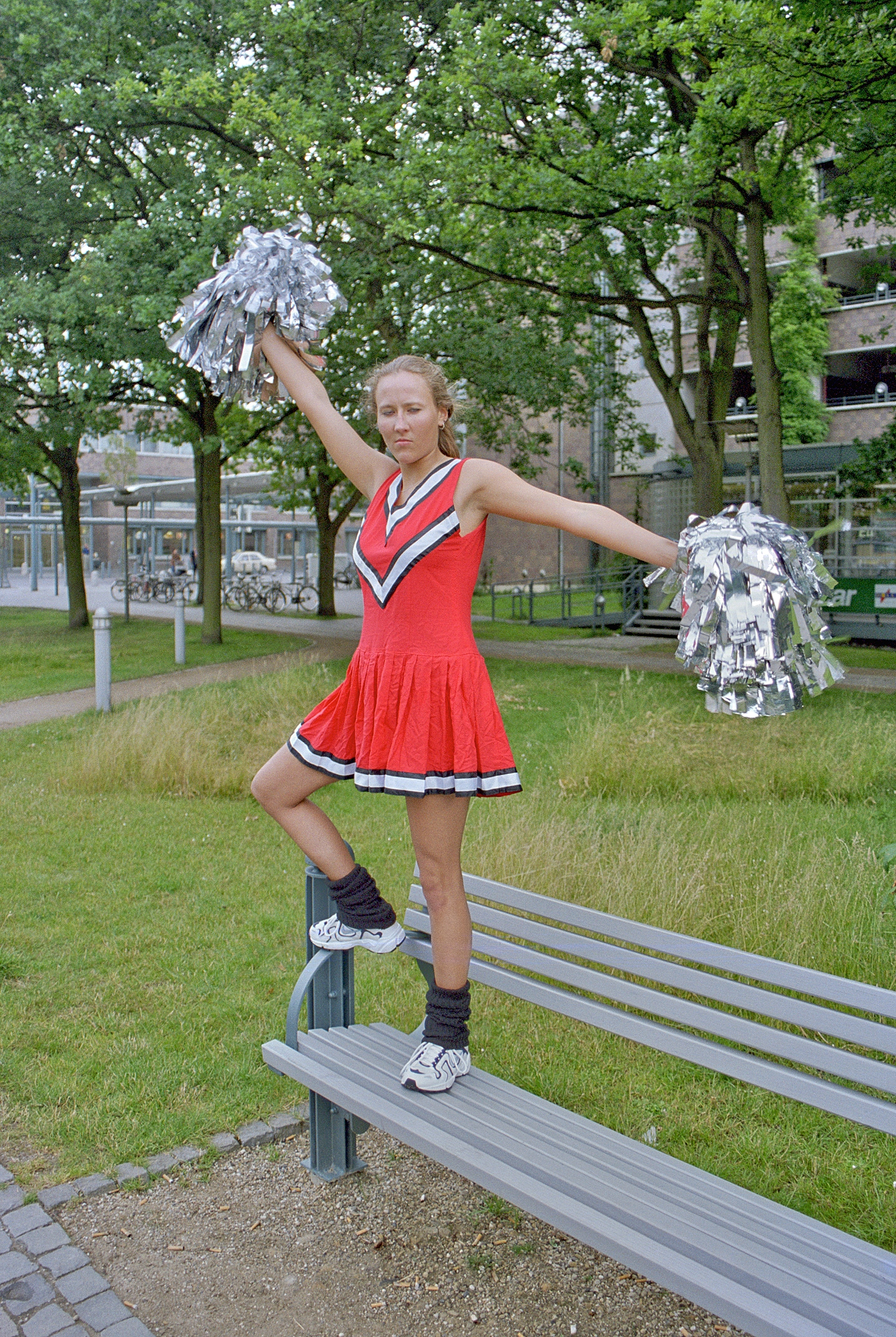 Flughafen-Bremen, Flughafenpark, Parkbank beim Parkhaus