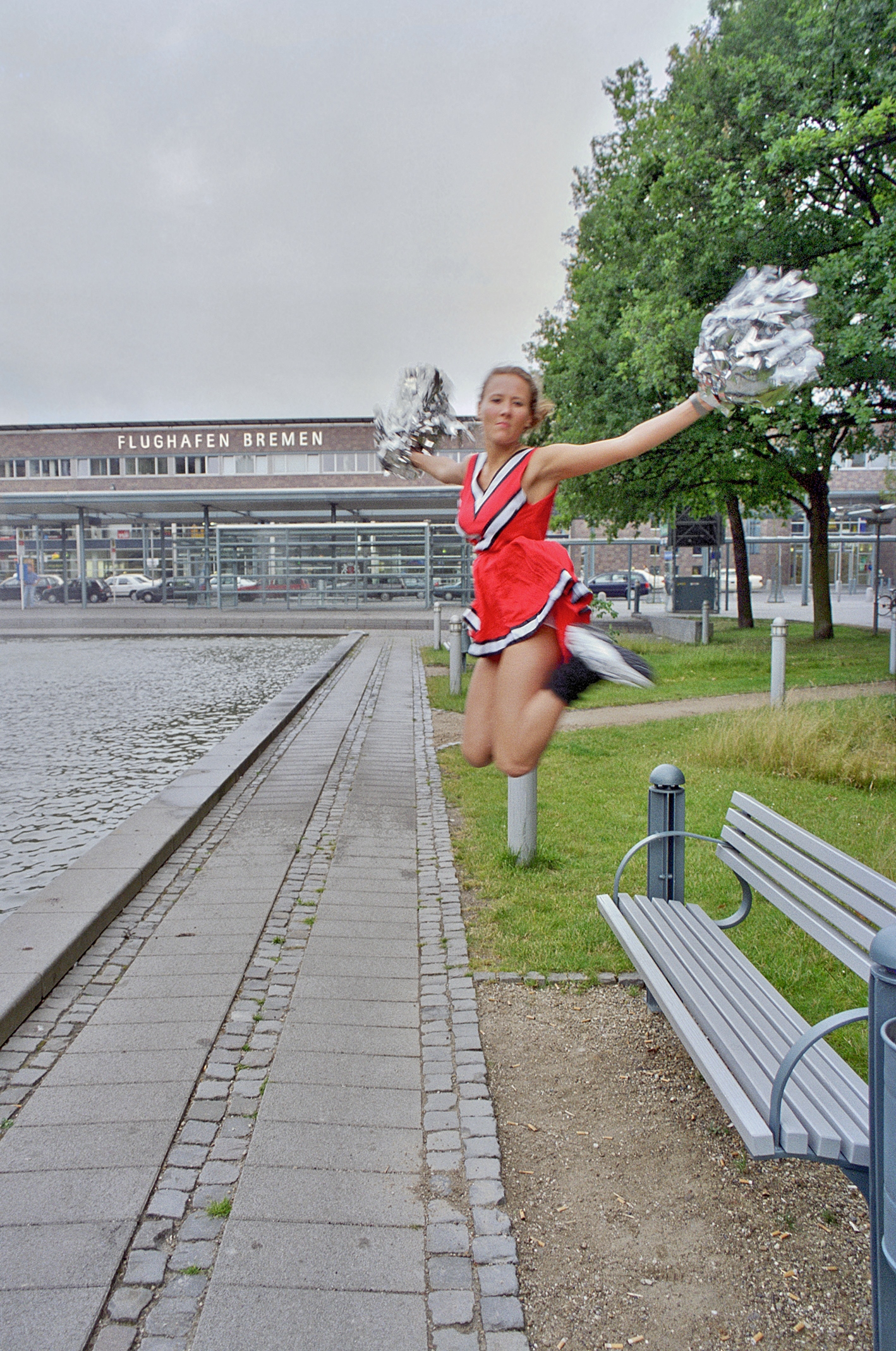 Flughafen-Bremen, Flughafenpark, Parkbank und Springbrunnen-Bassin beim Parkhaus