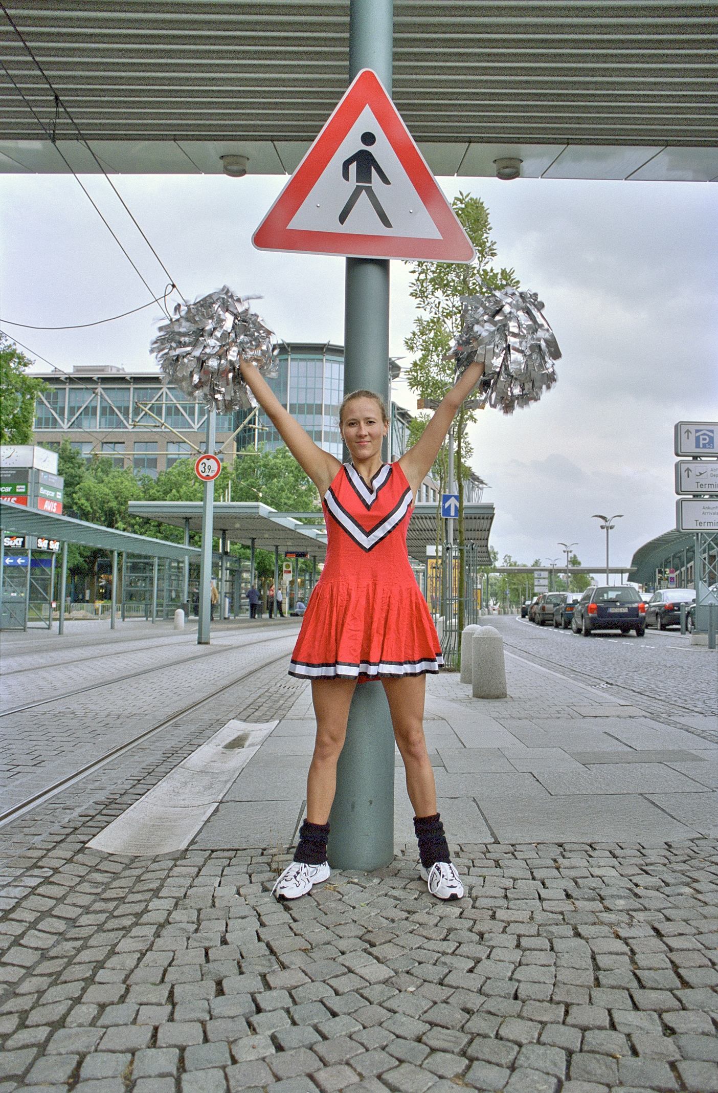 Flughafen-Bremen, Achtung-Fussgaenger-Schild bei der Haltestelle