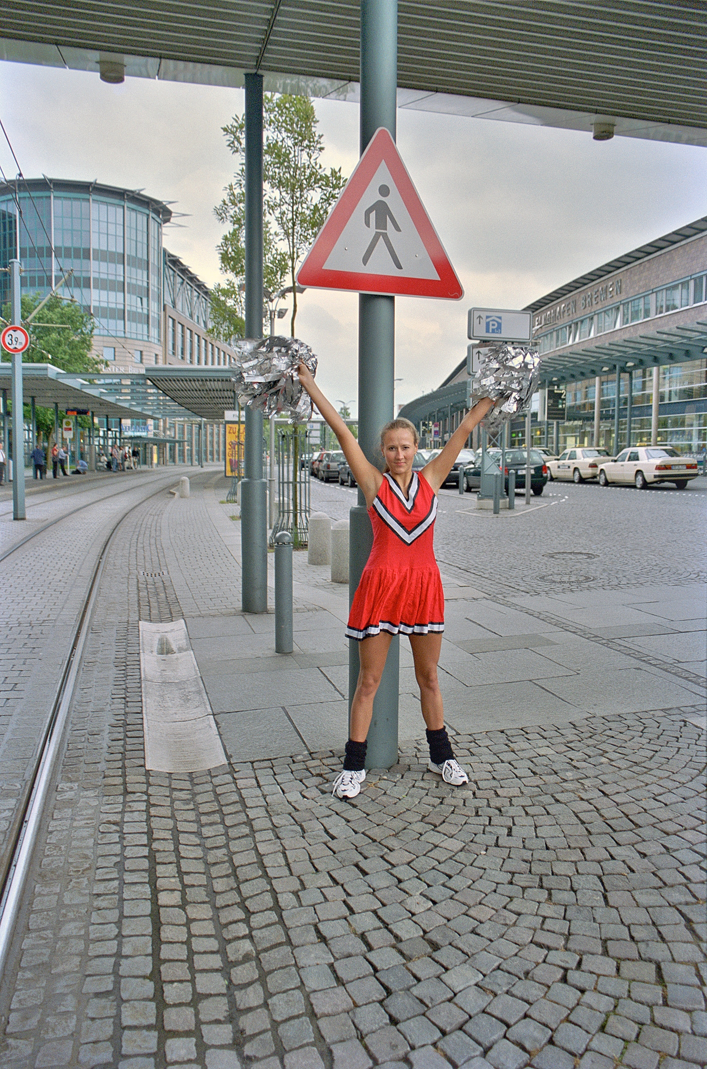 Flughafen-Bremen, Ueberweg an der Strassenbahnhaltestelle, Schild Achtung Fussgaenger