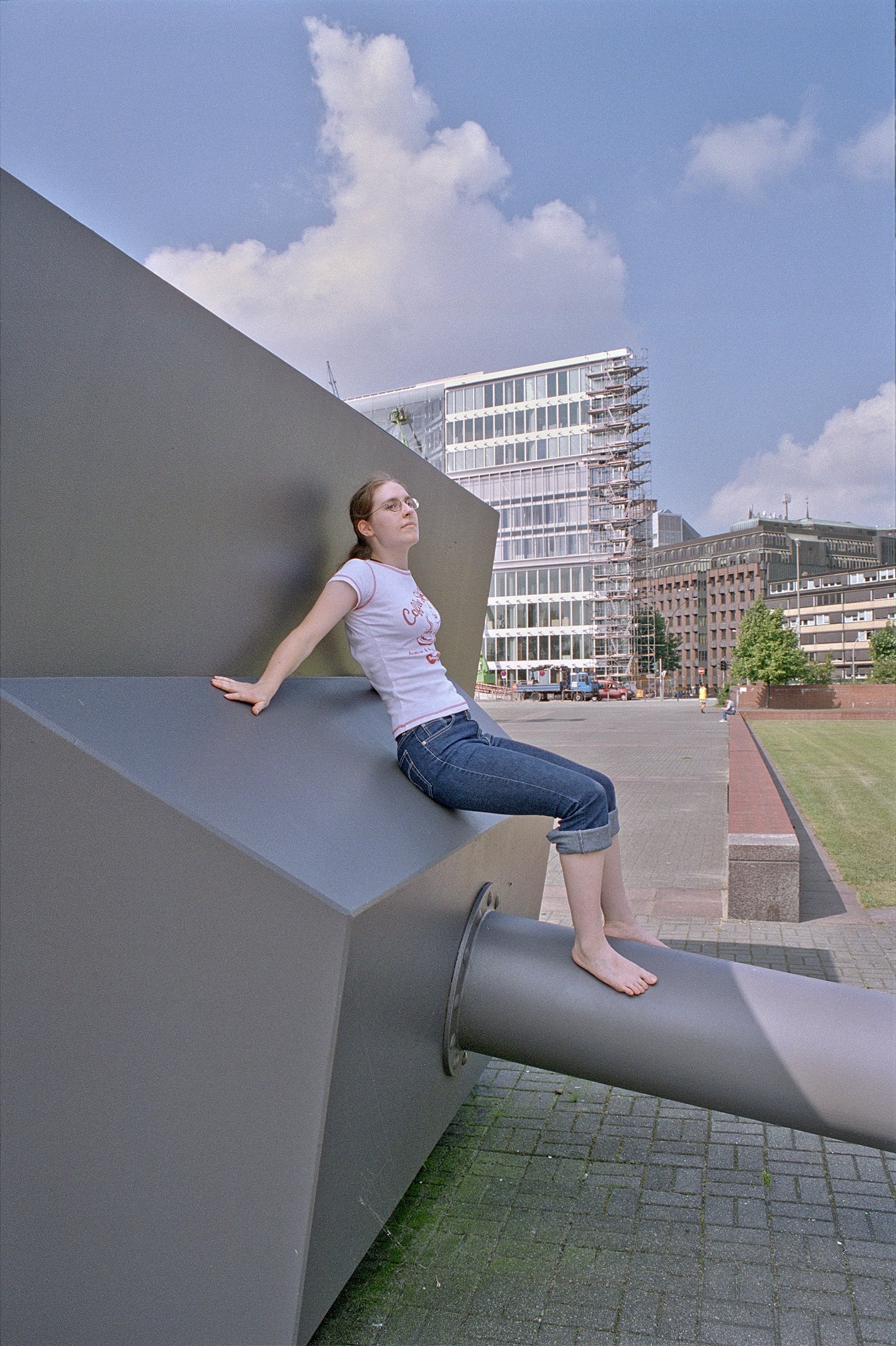 Sitzend auf der Waschbecken-Skulptur an den Deichtorhallen
