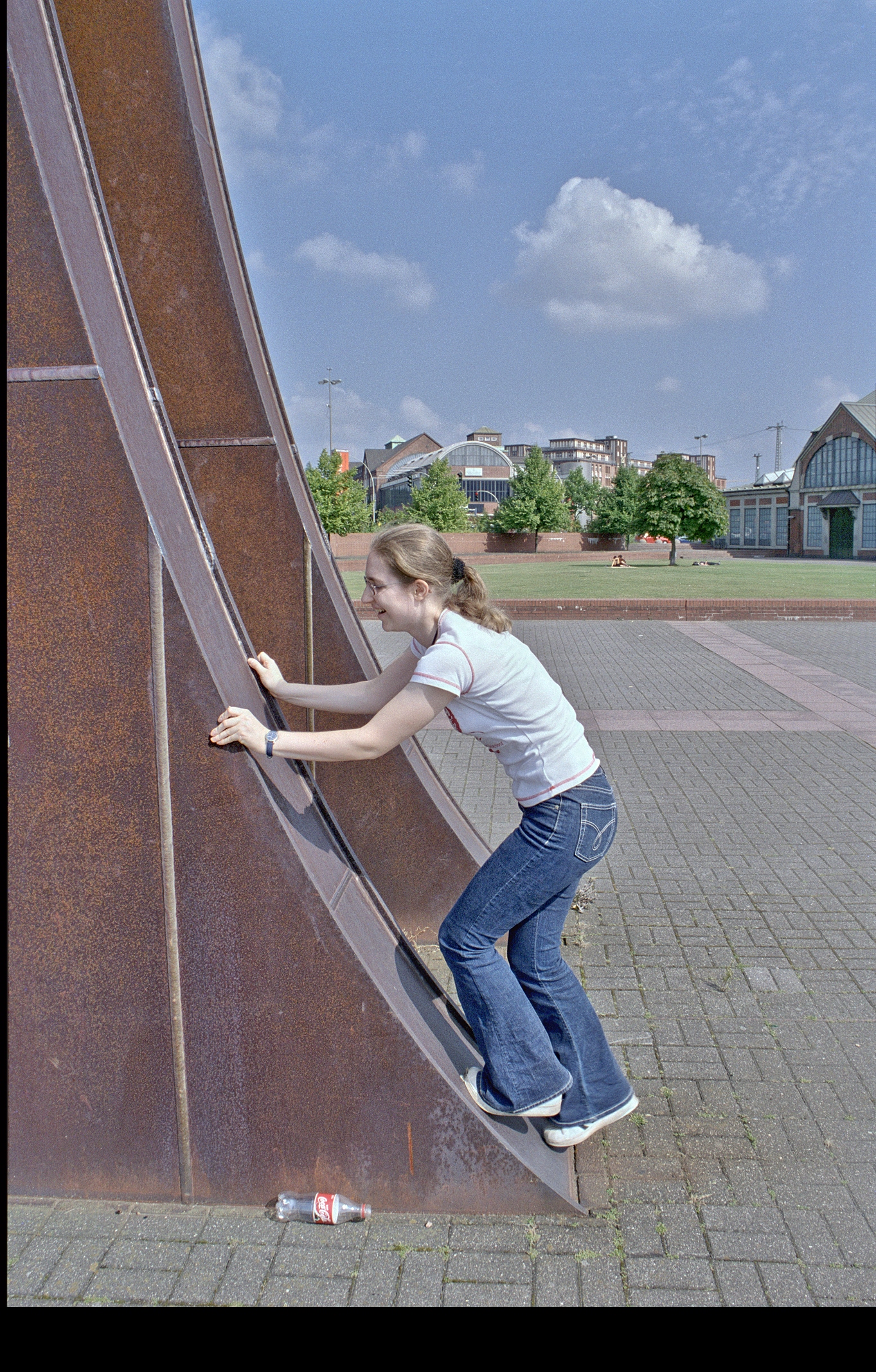 Skulptur auf dem Vorplatz vor den Deichtorhallen