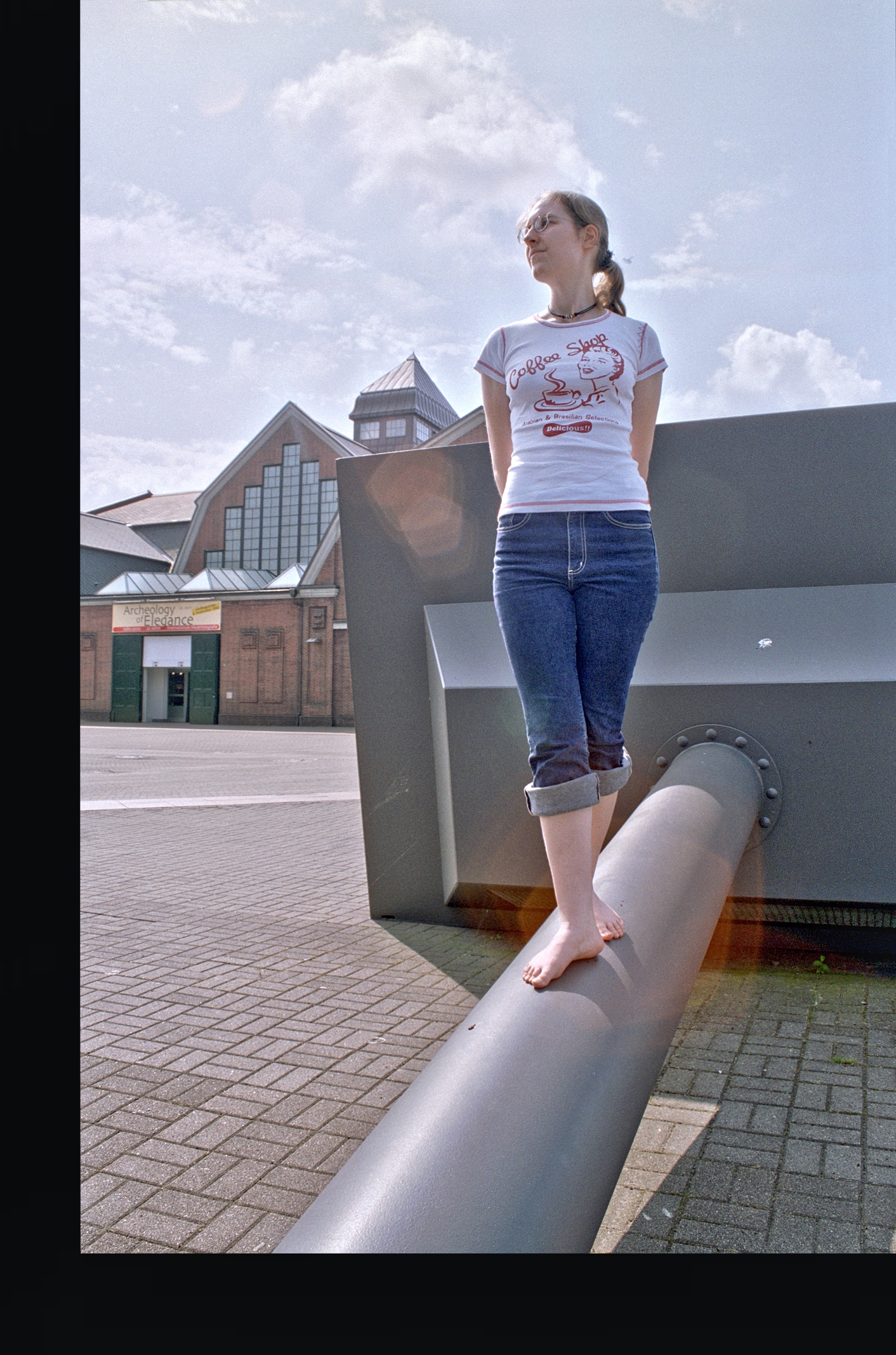 Waschbecken-Skulptur an den Deichtorhallen