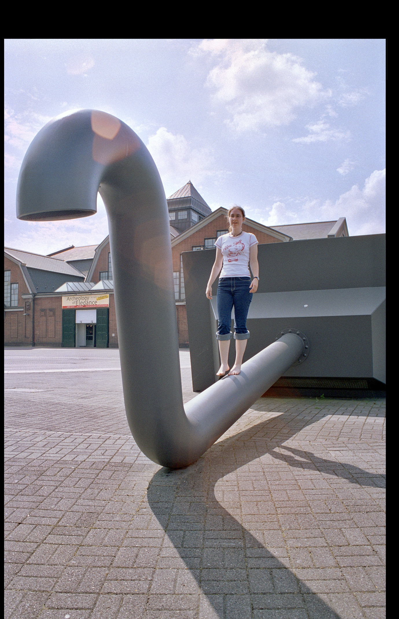 Modeln auf der Waschbecken-Skulptur an den Deichtorhallen
