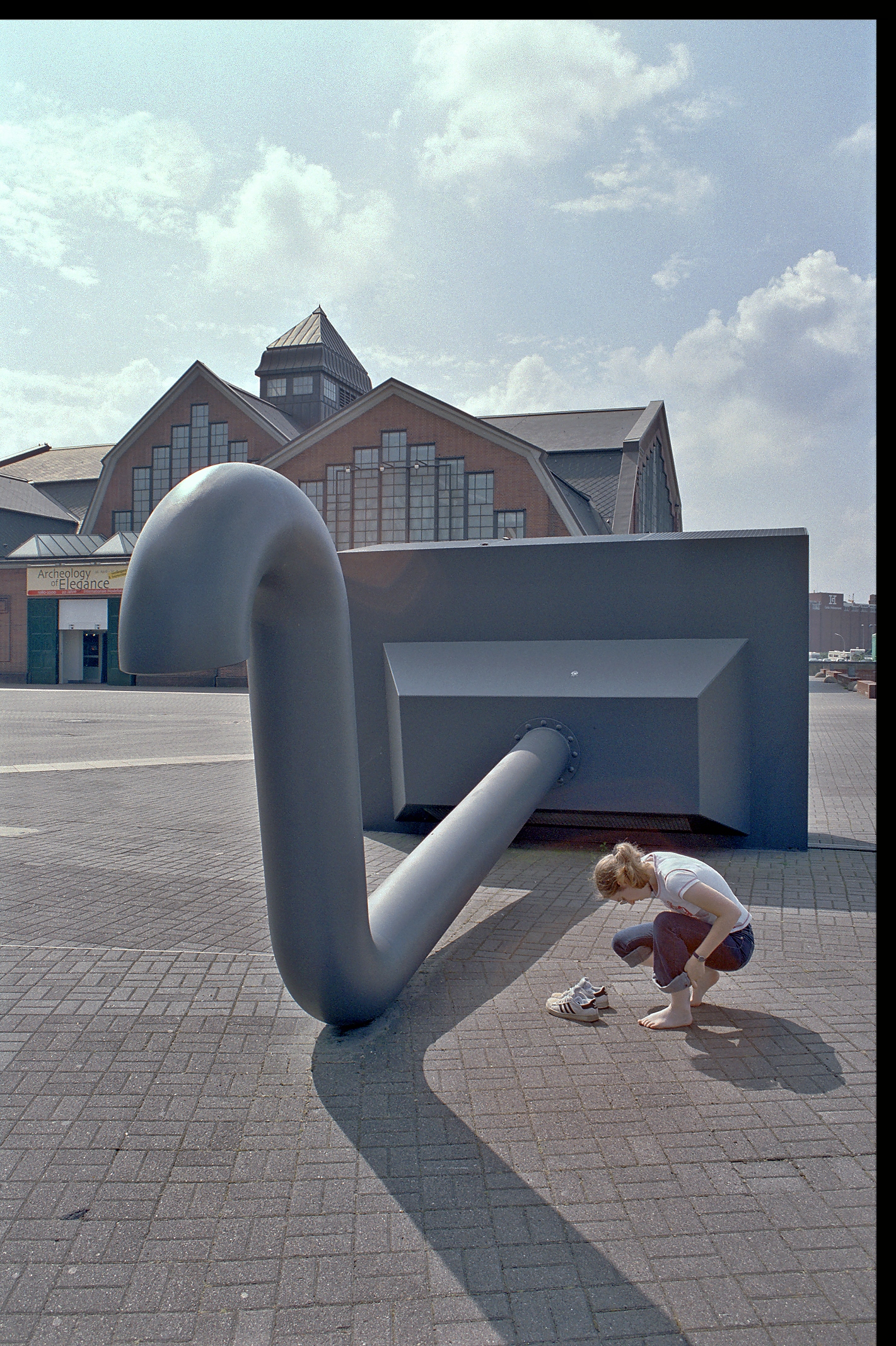 Waschbecken-Skulptur auf dem Vorplatz vor den Deichtorhallen