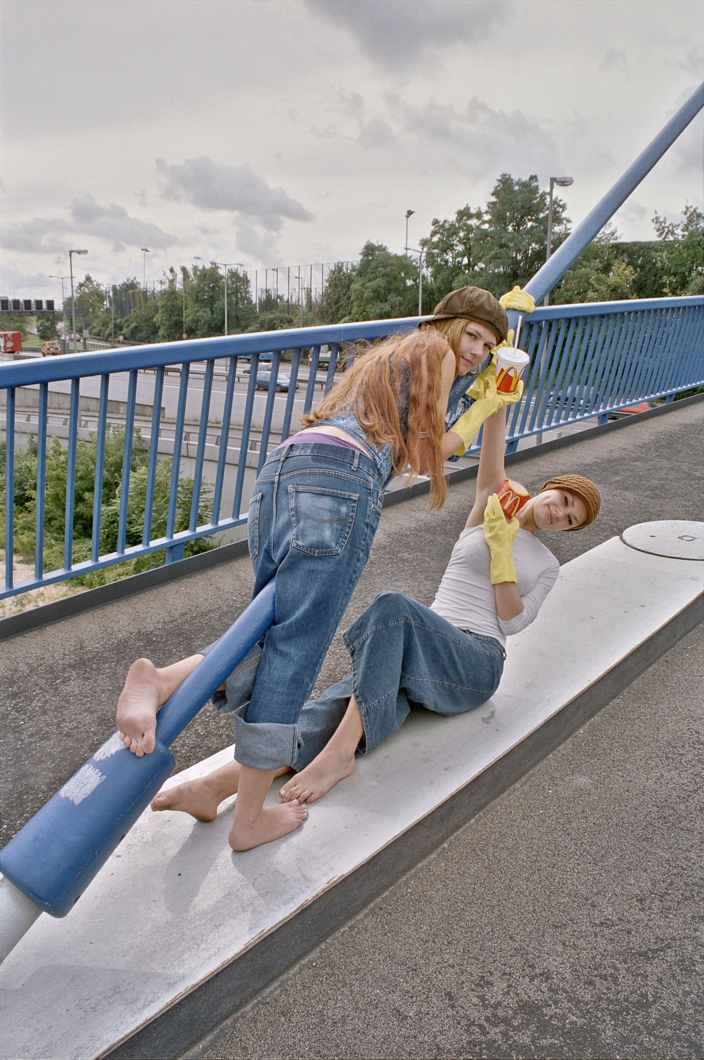 Fussgängerbrücke 'Hoher Bogen', A100, Imbiss, Blick zu den Sportplätzen des Stadions Wilmersdorf
