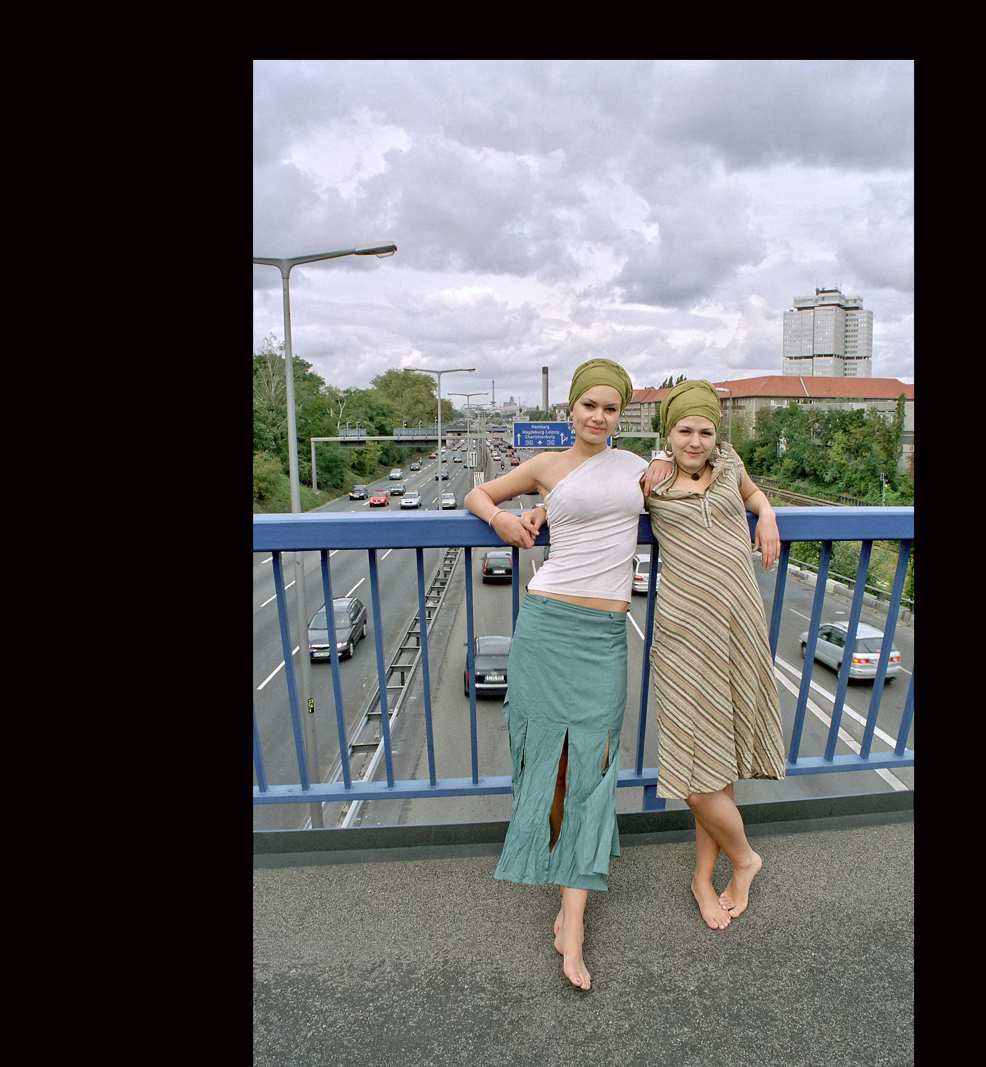 Hoher-Bogen-am-Gelaender-lehenend-Blick-Richtung-Funkturm-A