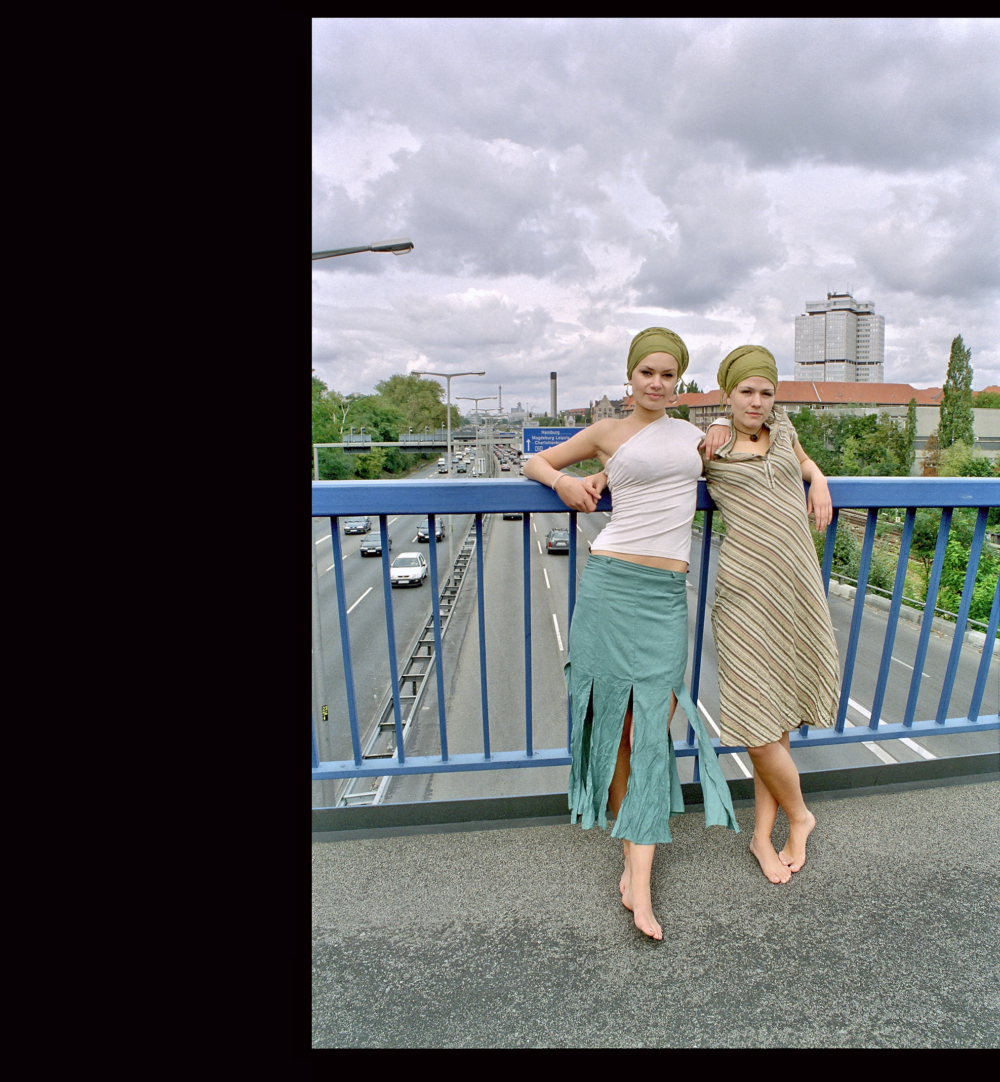 Hoher-Bogen-am-Gelaender-lehenend-Blick-Richtung-Funkturm-B