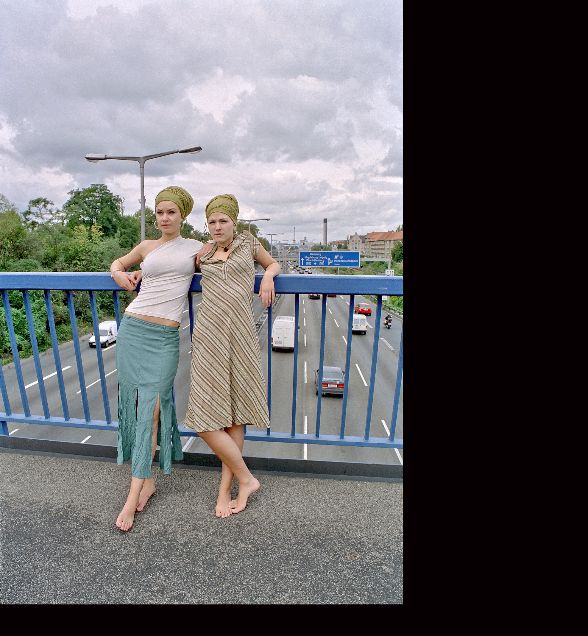 Hoher-Bogen-am-Gelaender-lehenend-Blick-Richtung-Funkturm-C