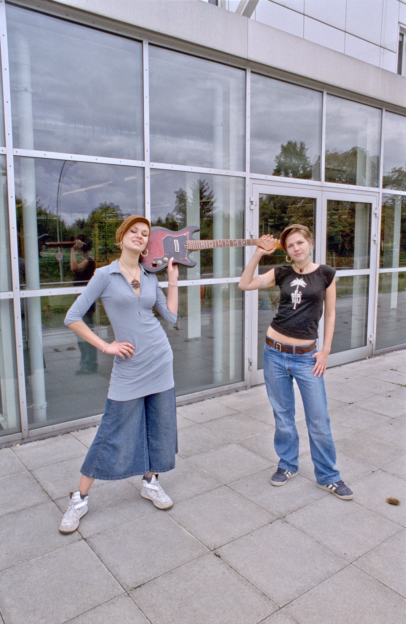Hoher Bogen, Gretel-Bergmann-Halle, Gitarre auf Schultern