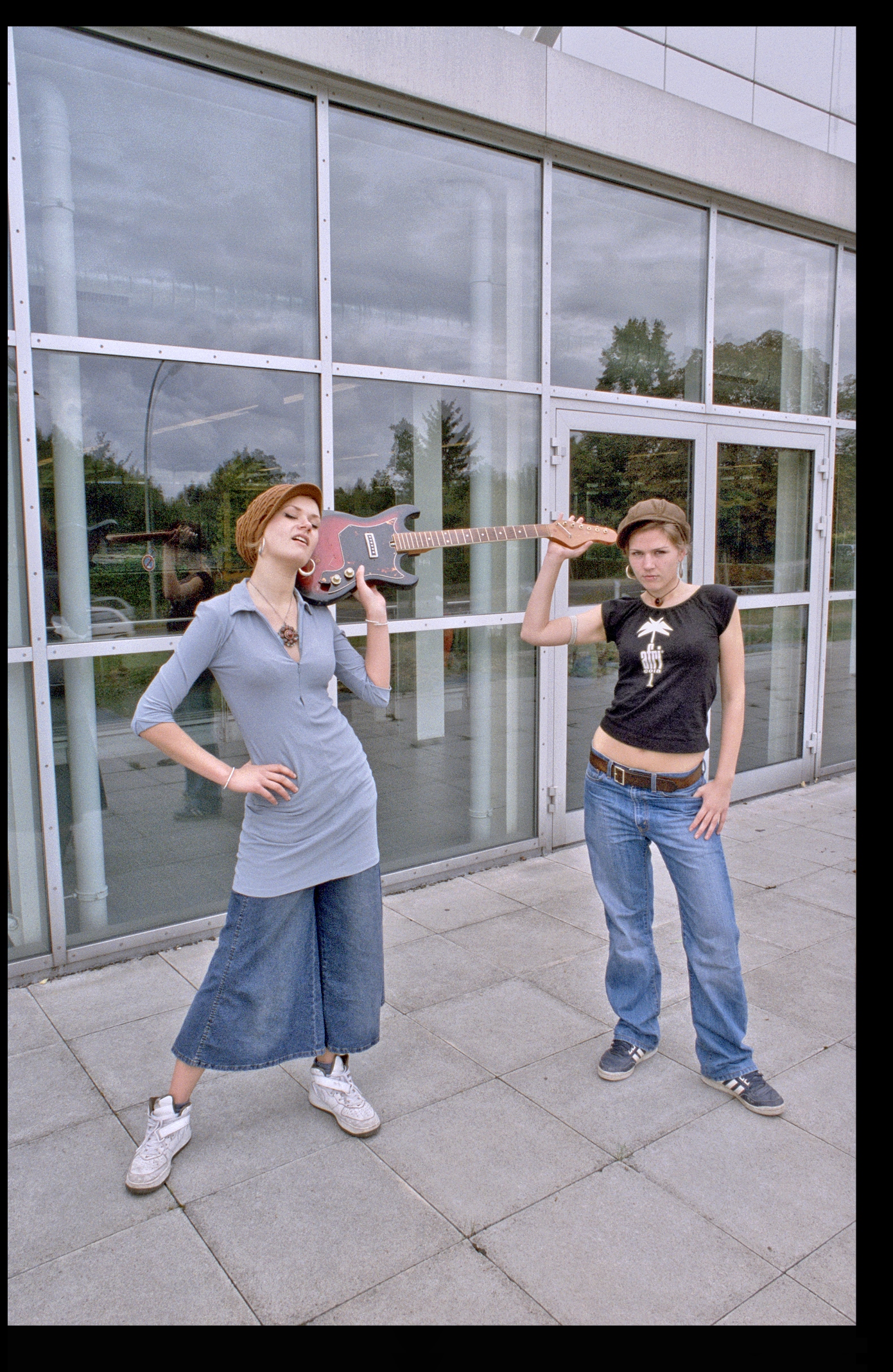 Hoher Bogen, Gretel-Bergmann-Halle, Gitarre auf Schultern