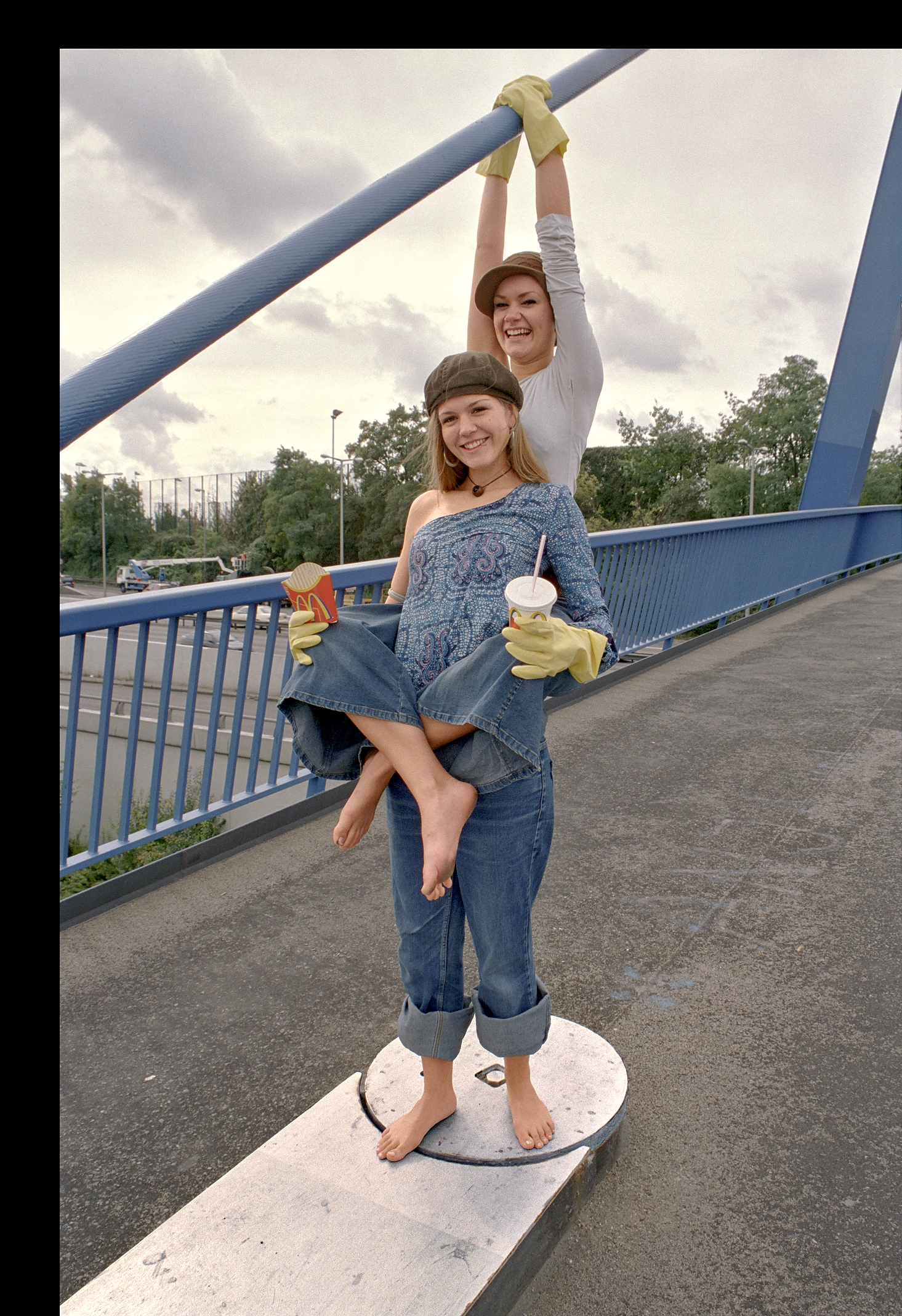 Hoher-Bogen-am-Schraegseil-haengend-A