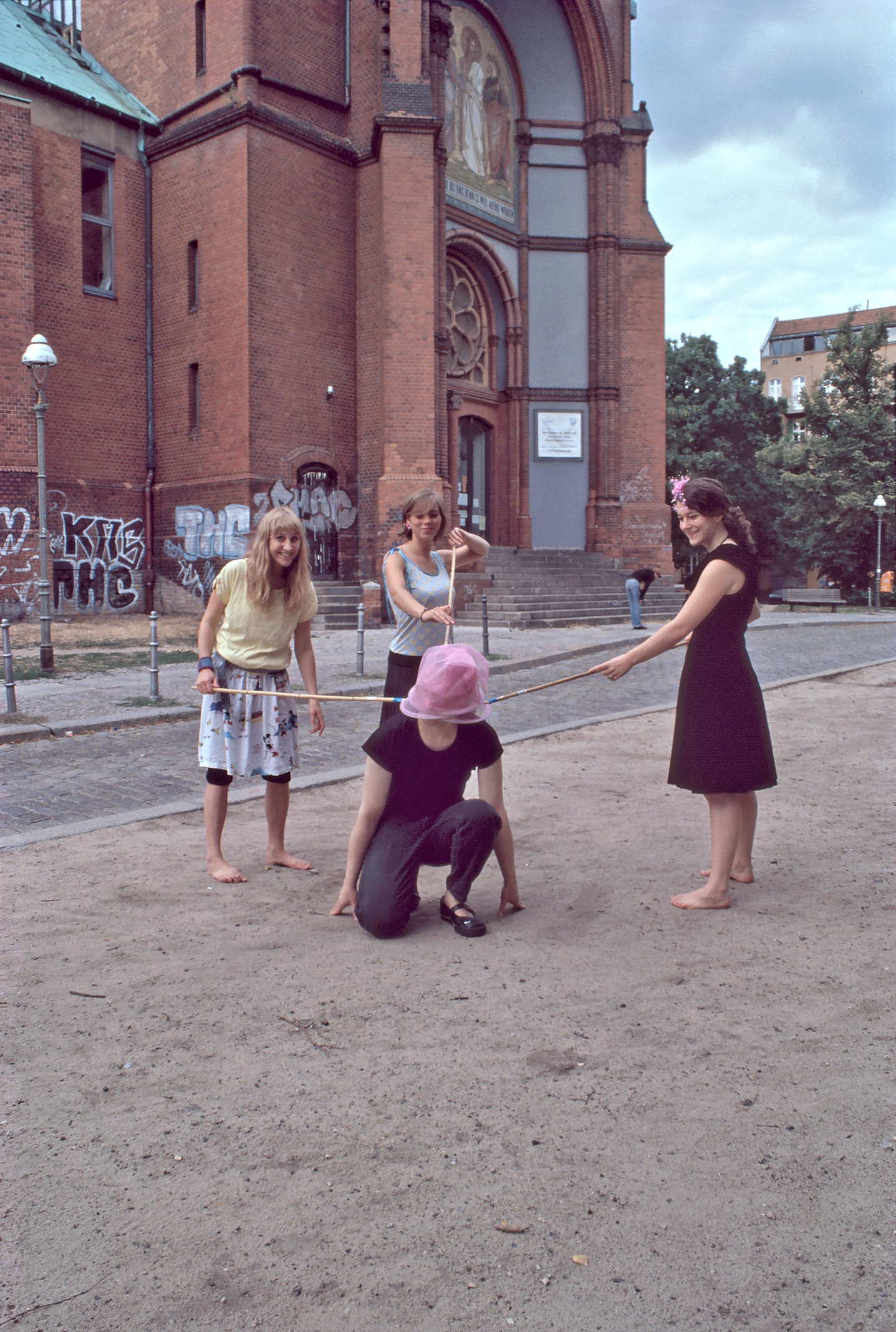 Skalitzer-Strasse-Lausitzer-Platz--Emmauskirche--Netzfang--Ueberblende