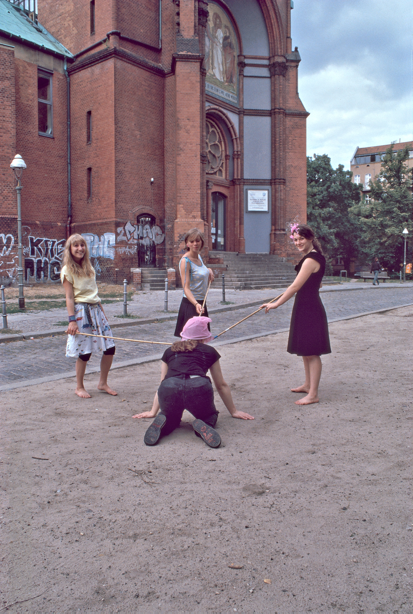 Skalitzer-Strasse-Lausitzer-Platz--Emmauskirche--Netzfang--2x-Ueberblende