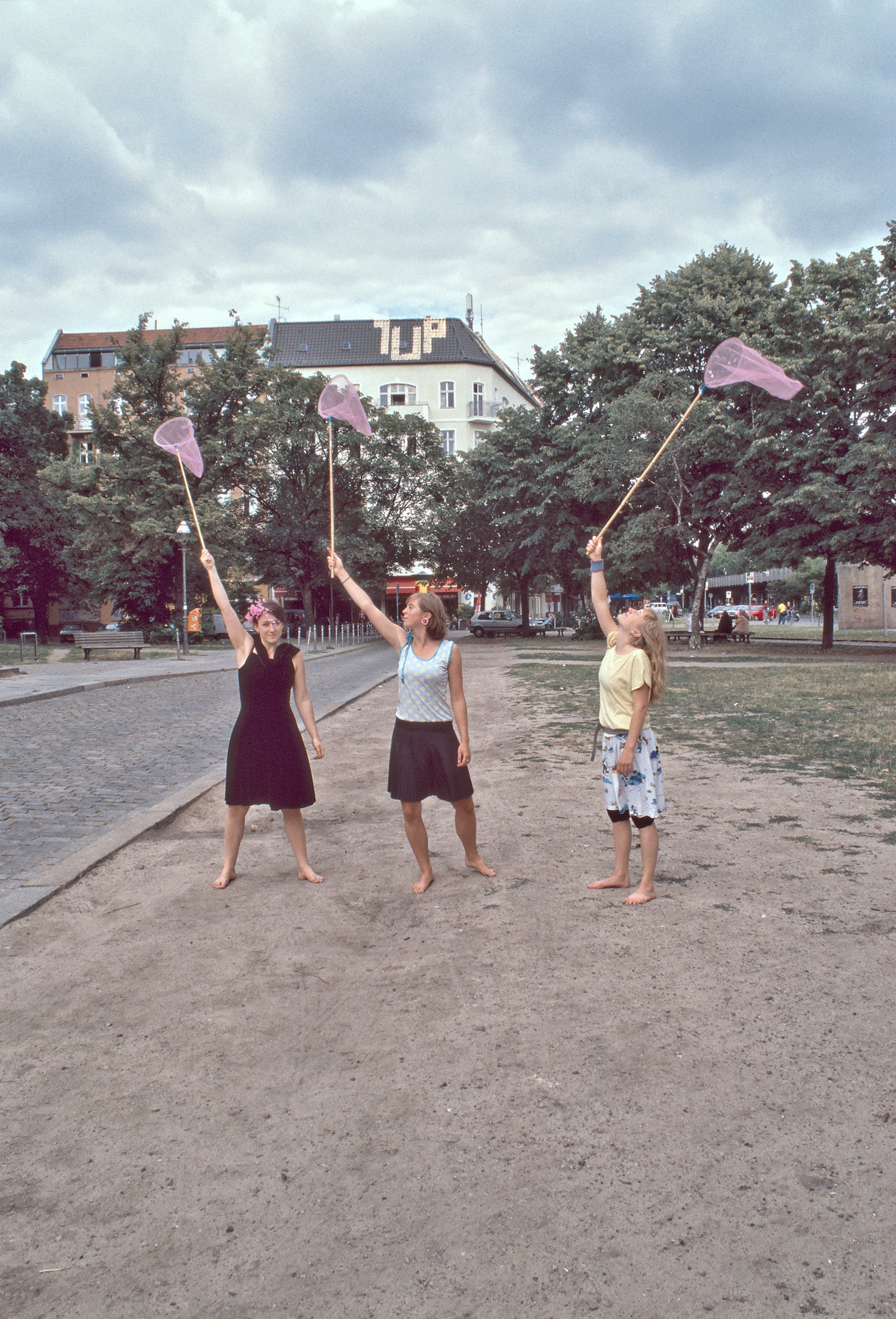 Lausitzer-Platz--Fangnetze-hochgehalten--Ueberblendbild-A