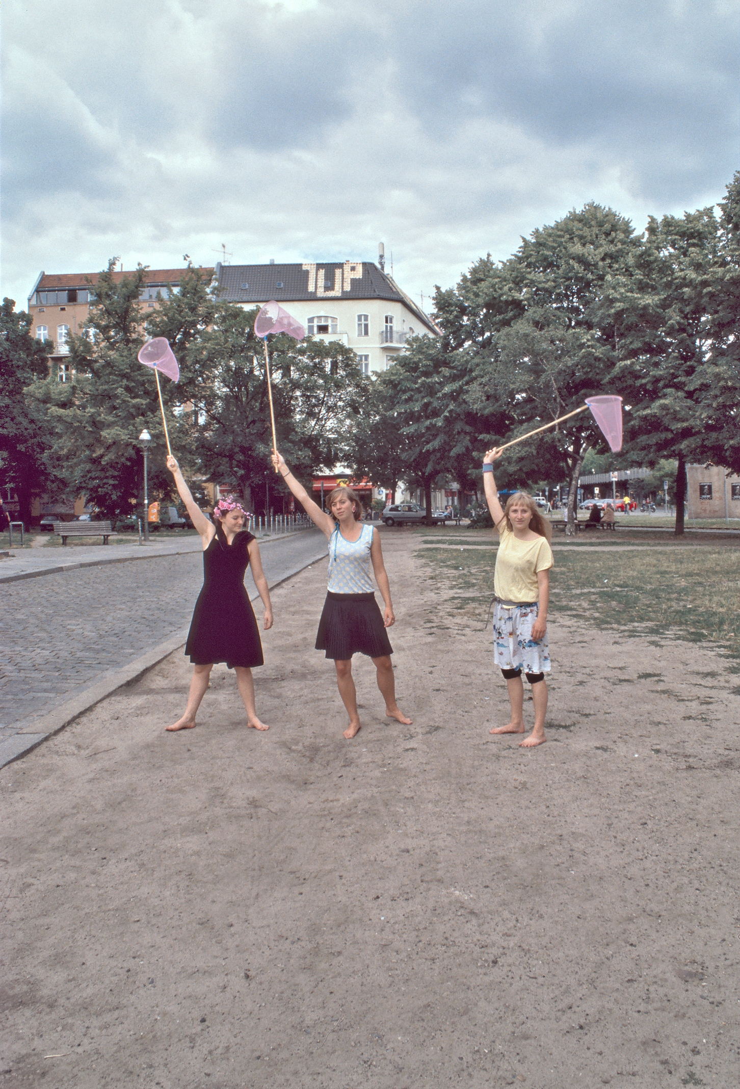 Lausitzer-Platz--Fangnetze-hochgehalten--2x-Ueberblende