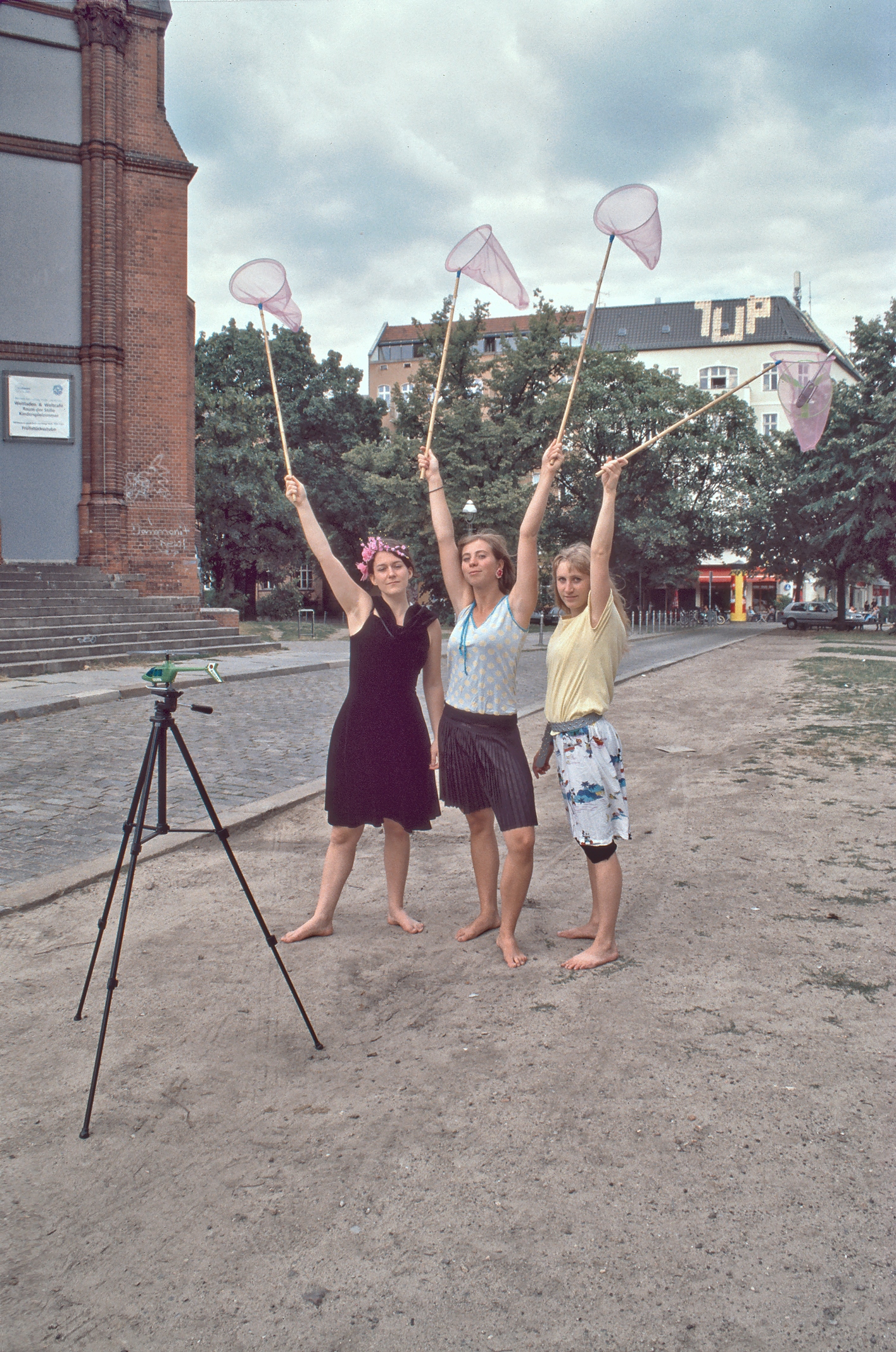 Lausitzer-Platz--Polizeihubschrauber-auf-Stativ--Netze-hochgehalten--Ueberblendbild-A