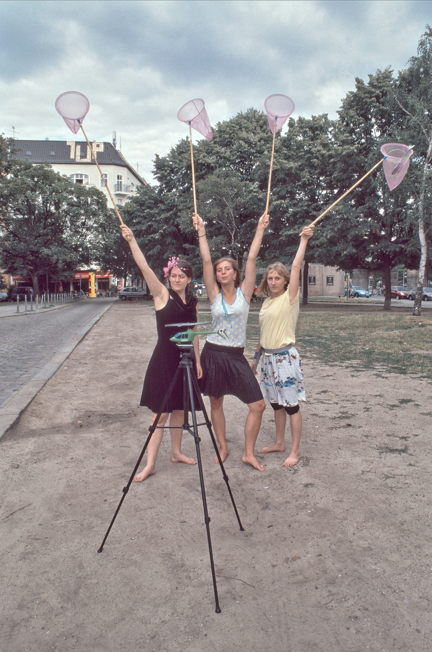 Lausitzer-Platz--Polizeihubschrauber-auf-Stativ--Netze-hochgehalten